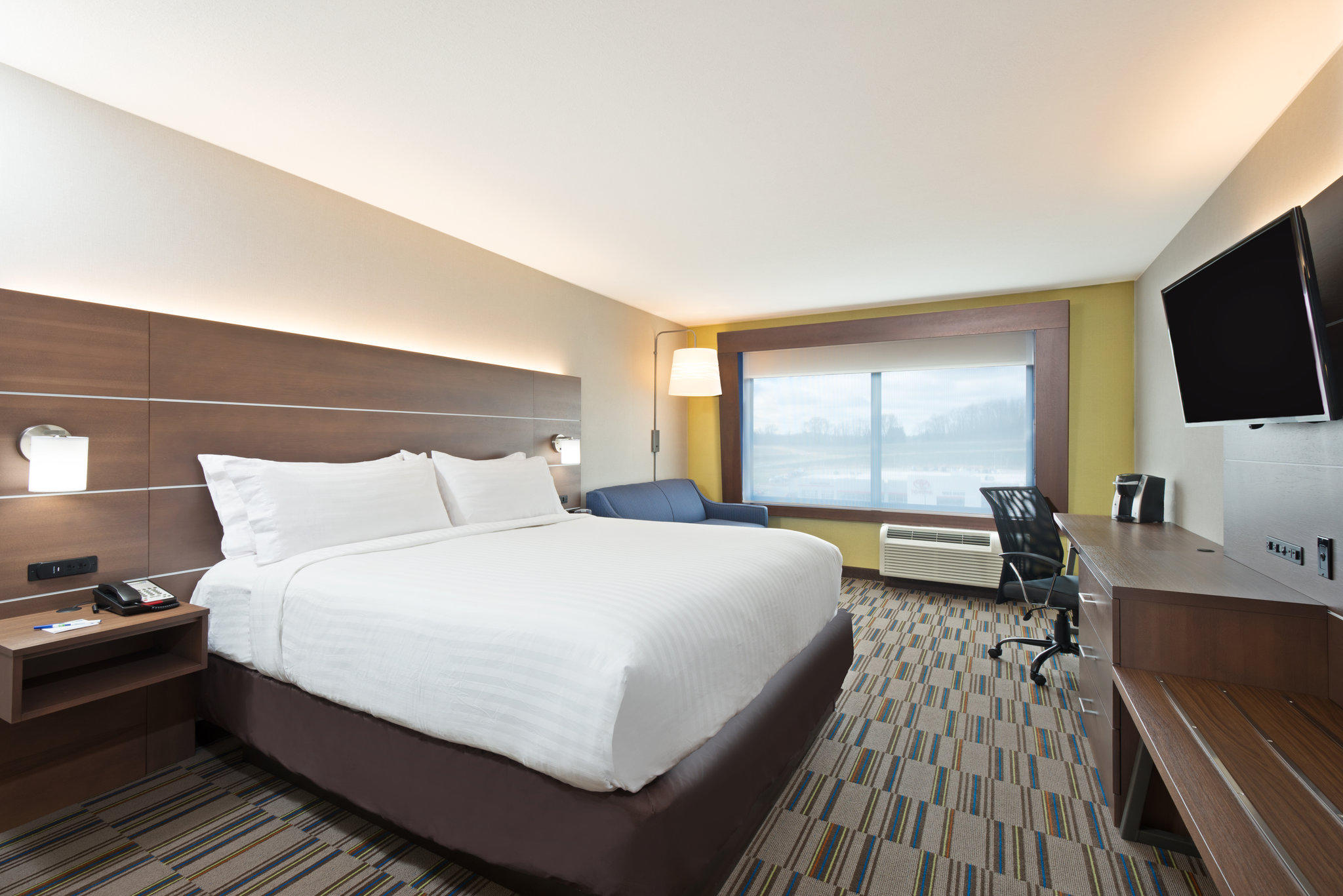 Holiday Inn Express & Suites Uniontown Photo