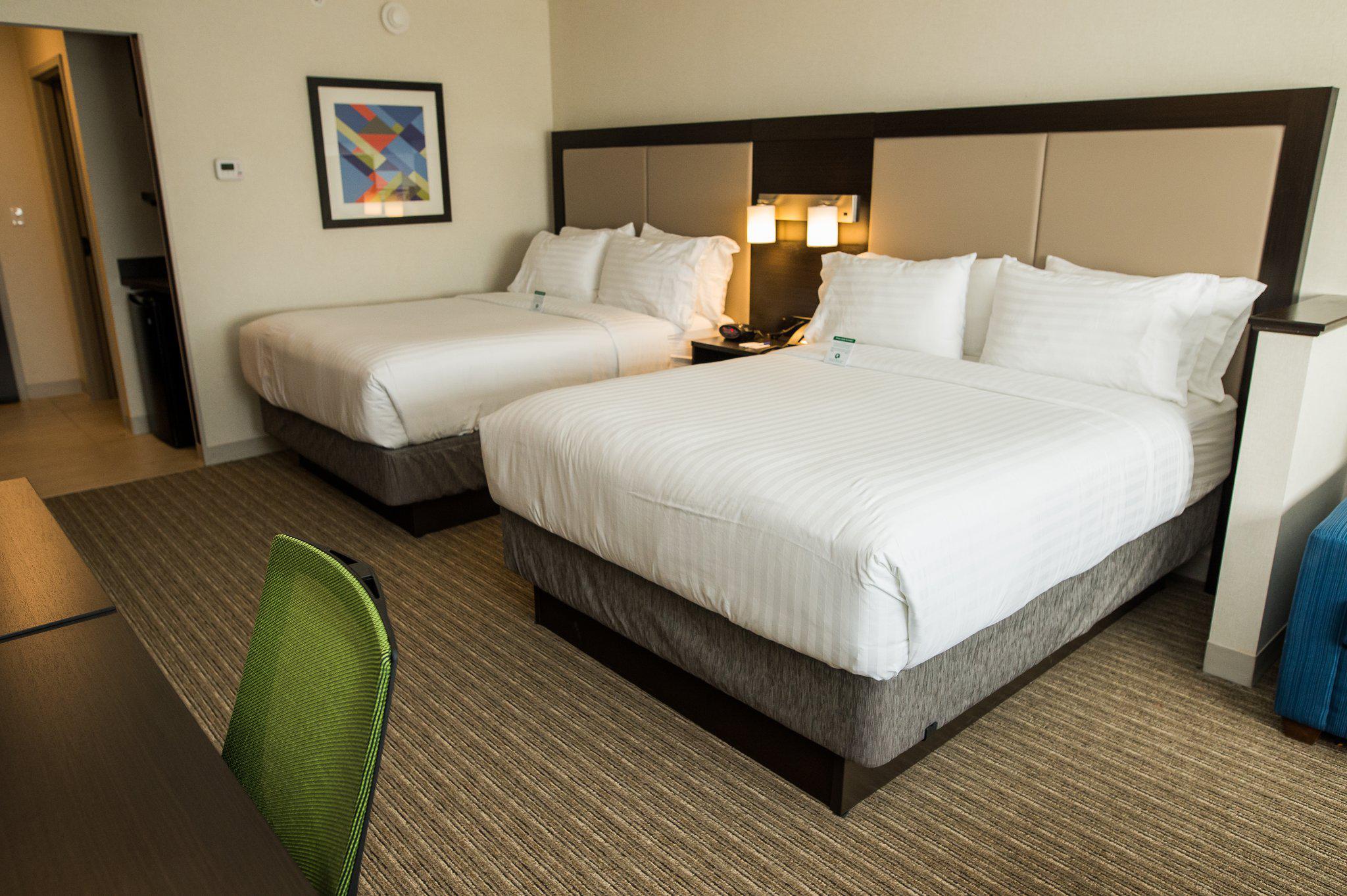 Holiday Inn Express & Suites Marietta Photo