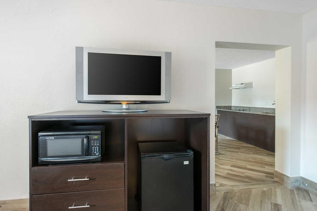 Images Clarion Inn & Suites