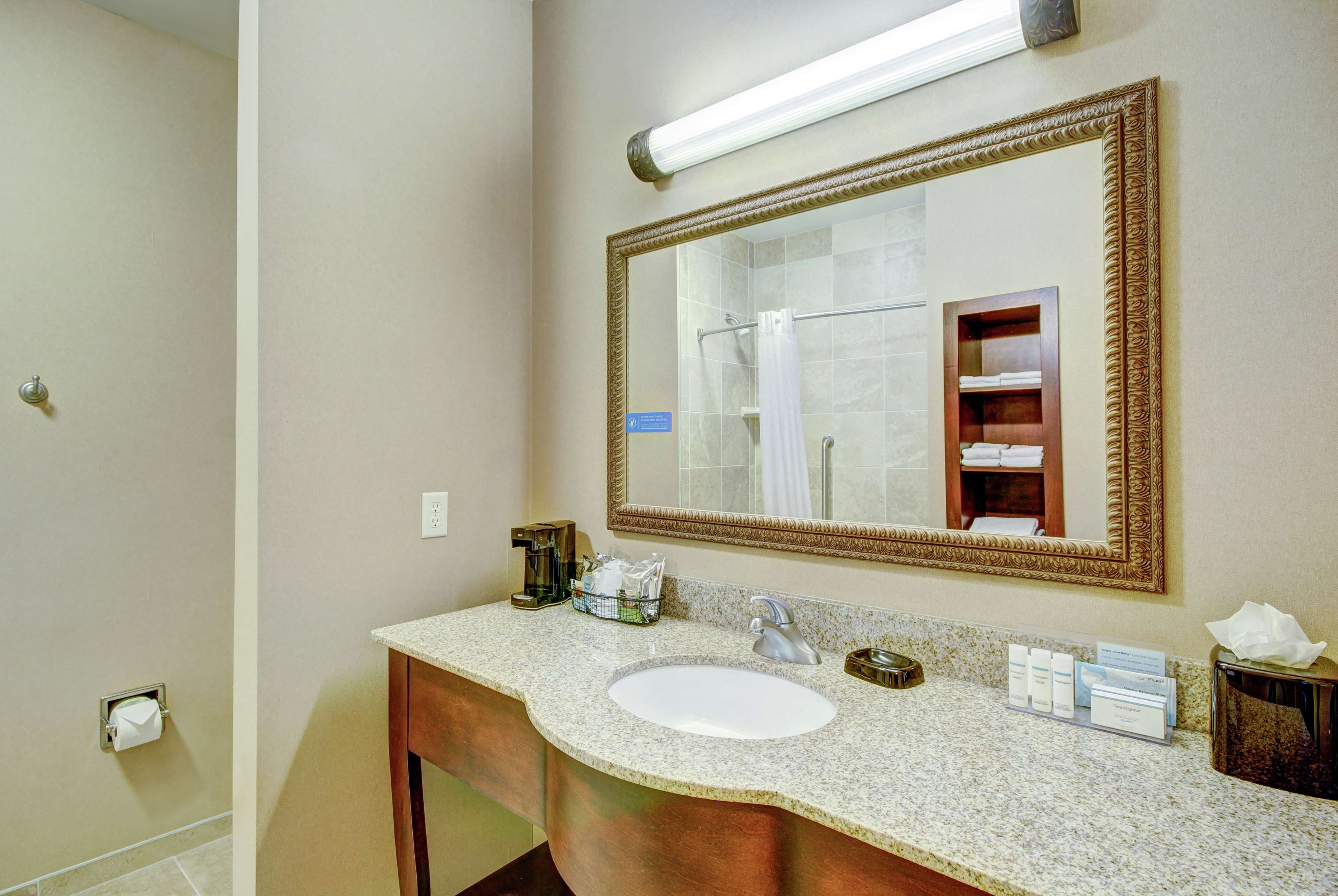 Hampton Inn & Suites Alexandria Photo