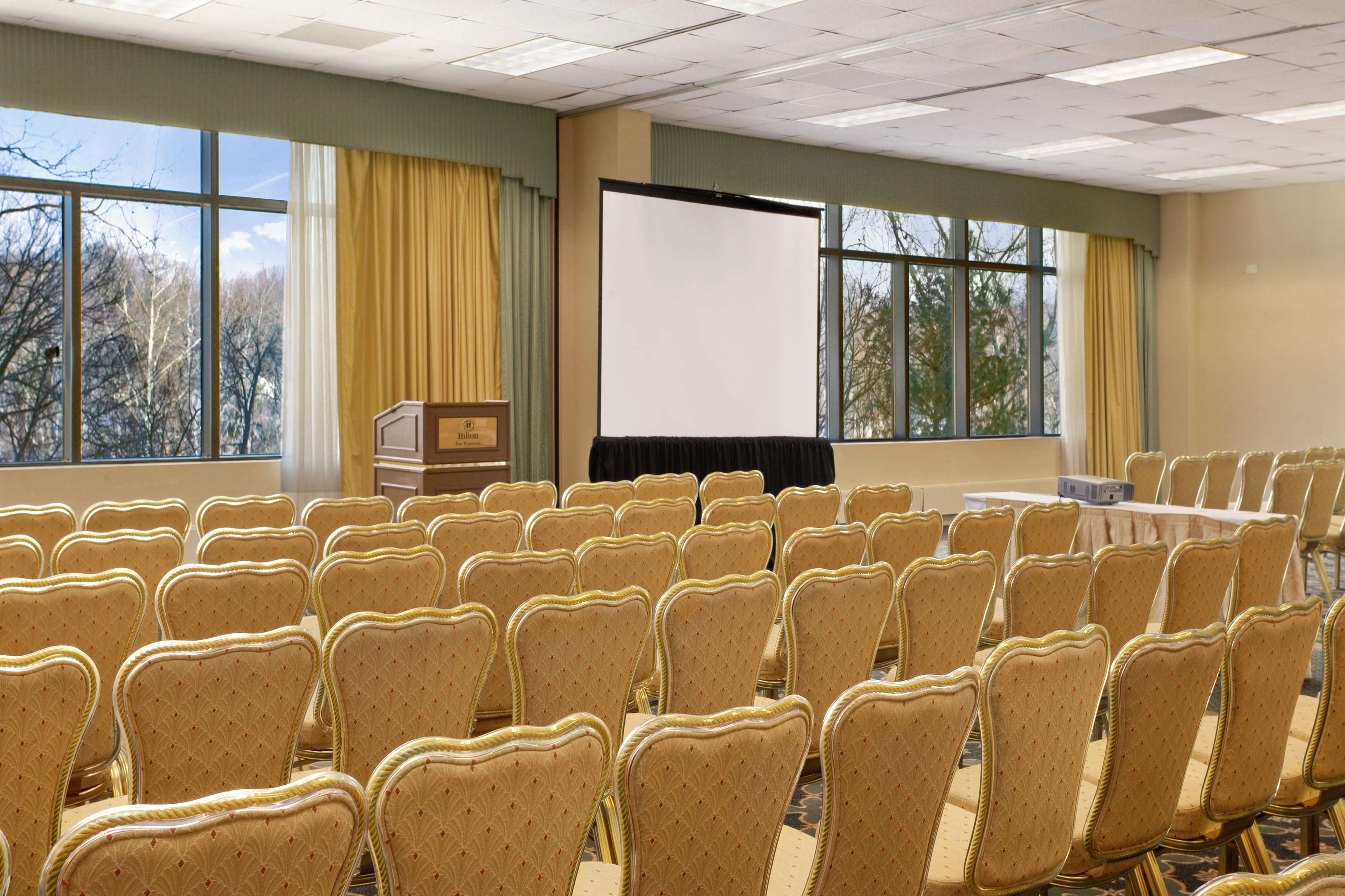 Hilton East Brunswick Hotel & Executive Meeting Center Photo