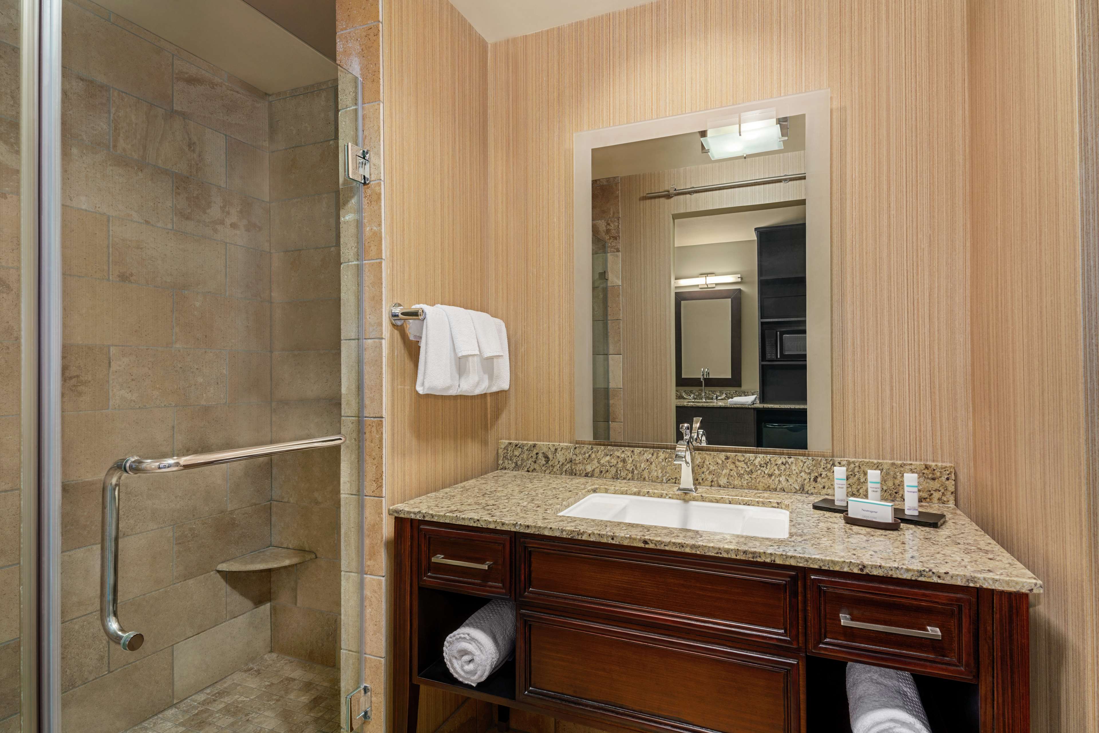 Guest room bath