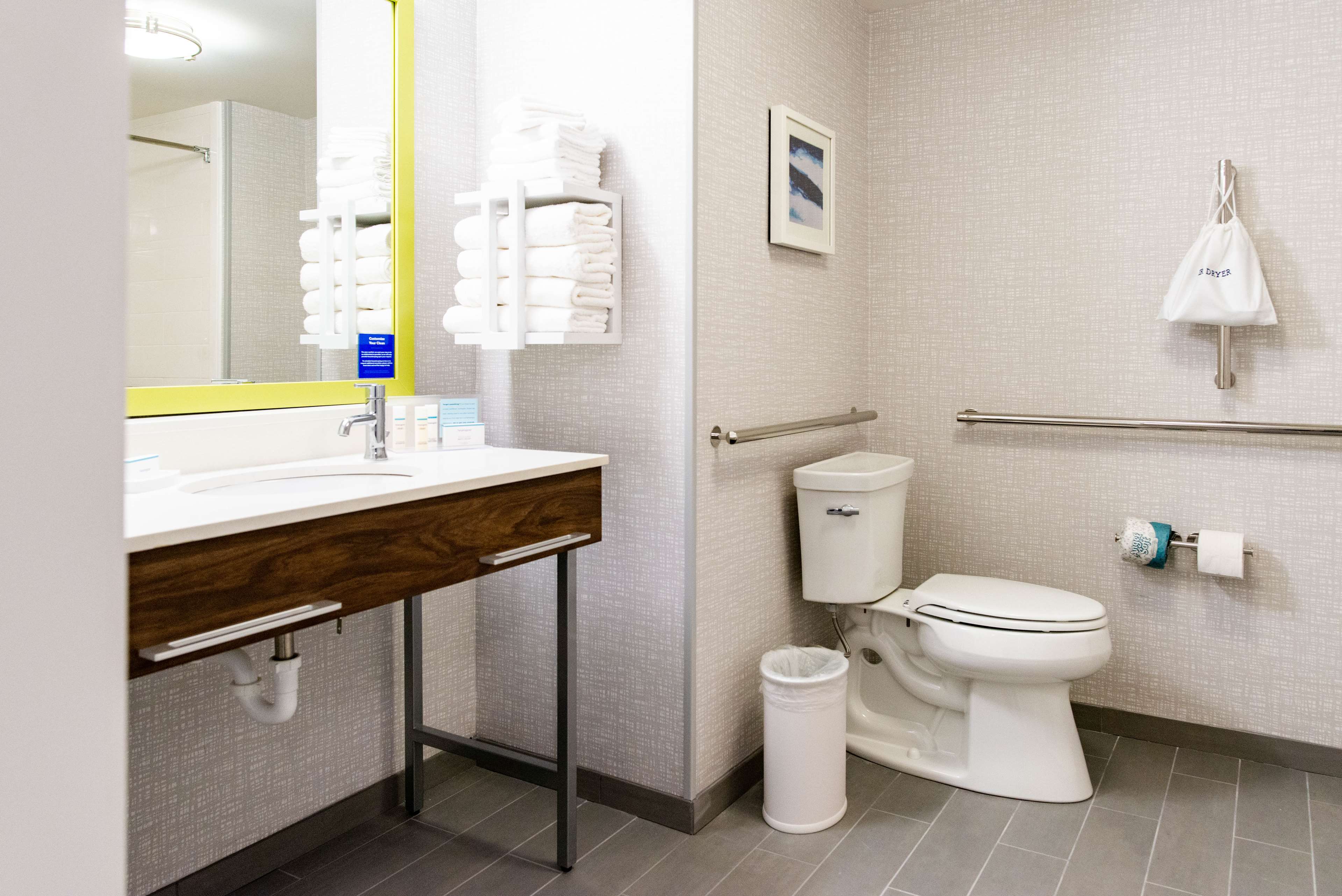 Guest room bath