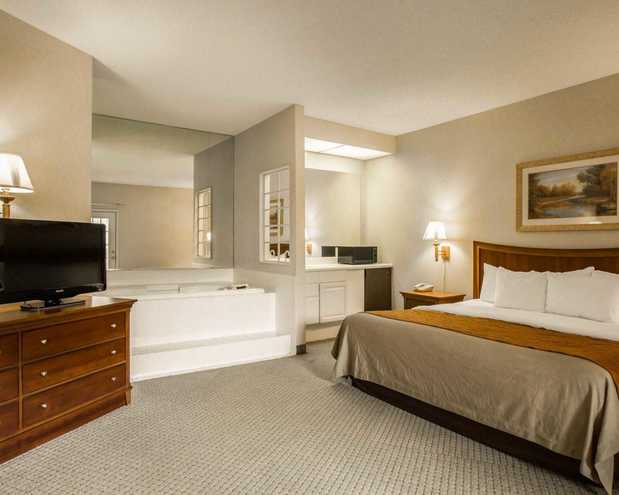 Images Rodeway Inn & Suites On The River