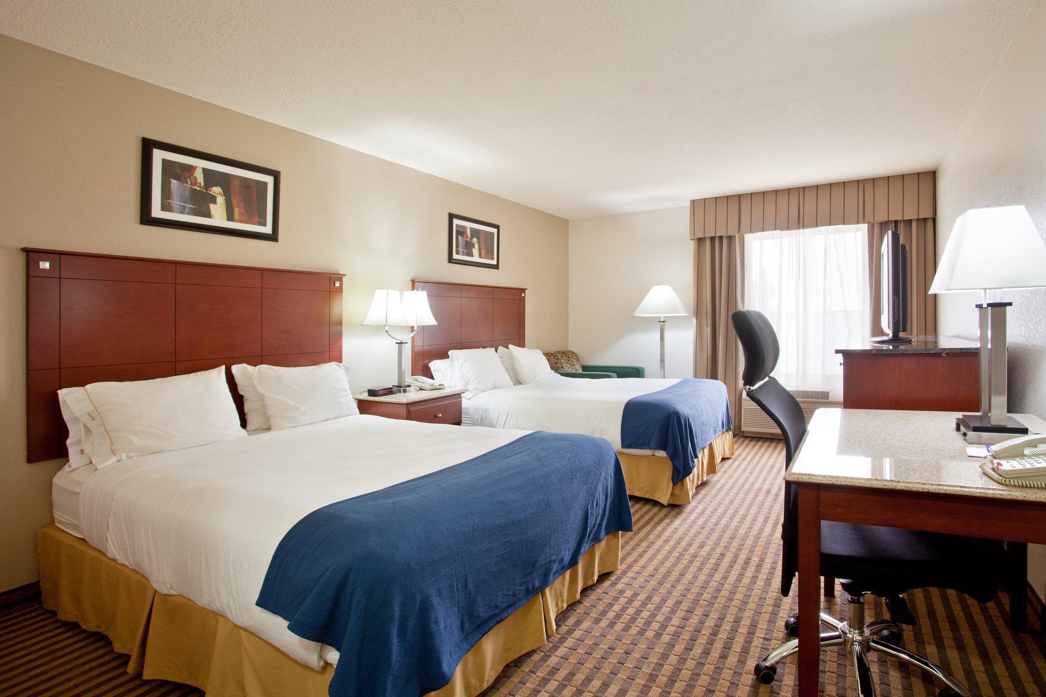 Holiday Inn Express & Suites Three Rivers Photo