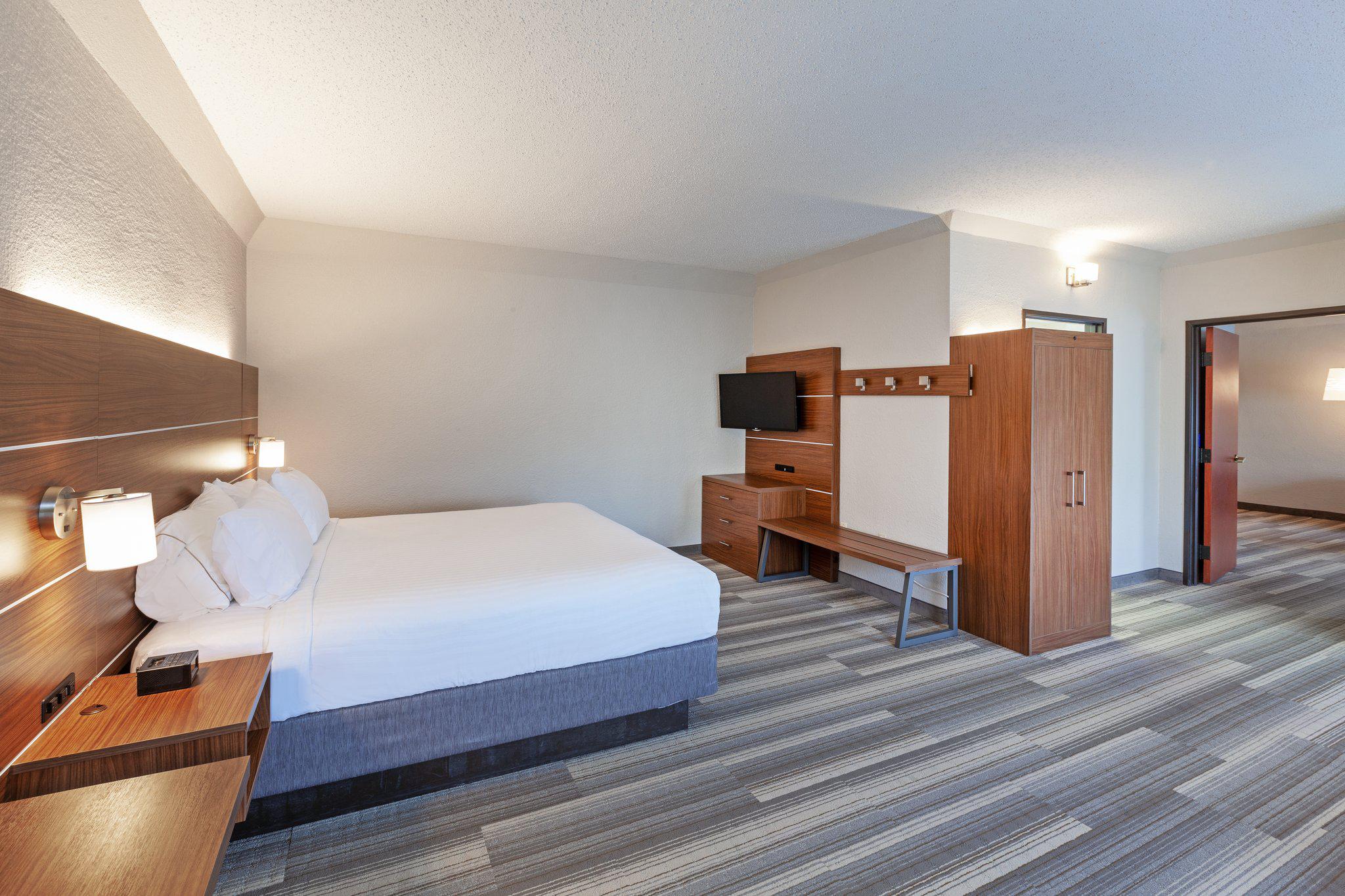 Holiday Inn Express & Suites Houston - Memorial Park Area Photo