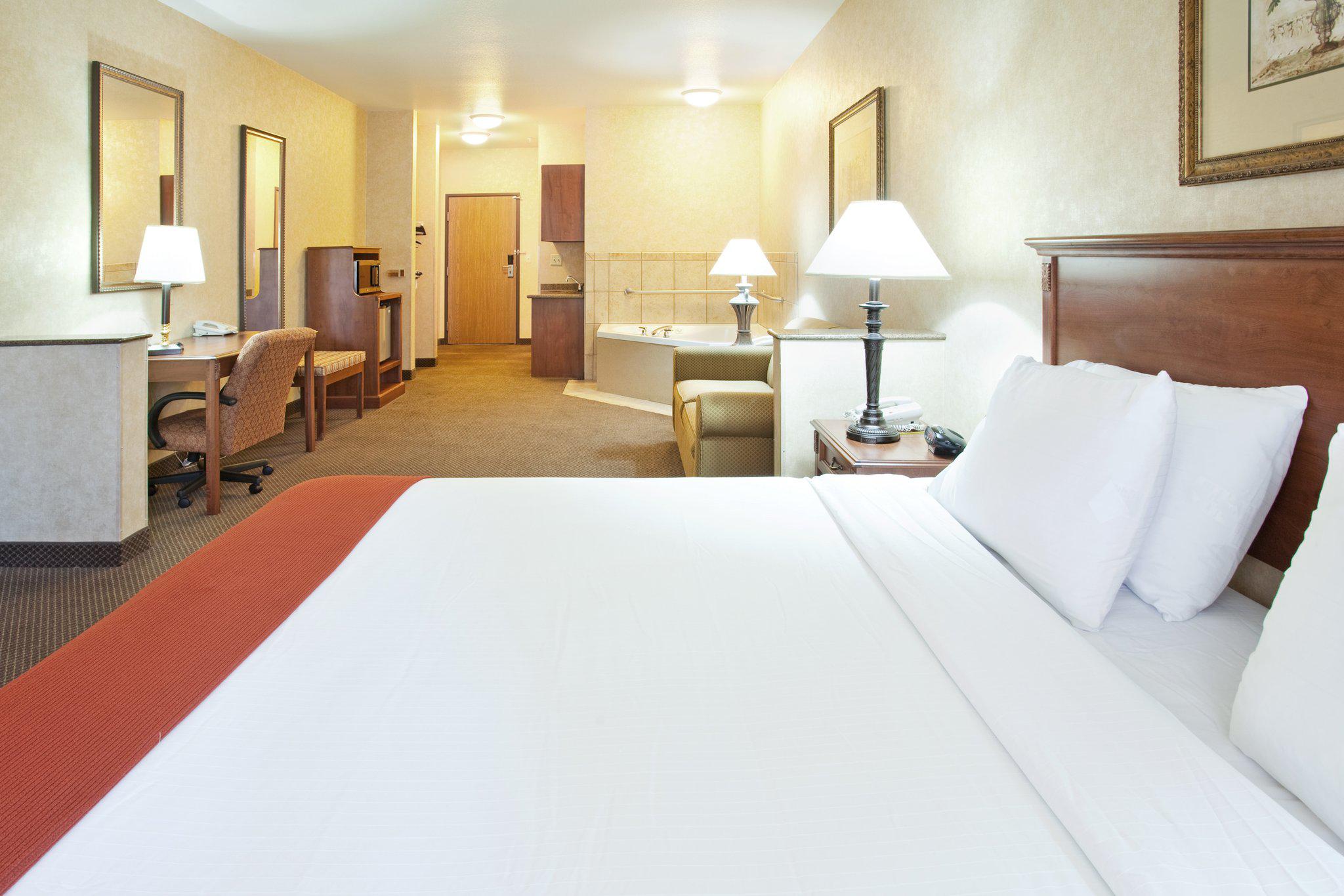 Holiday Inn Express & Suites Barstow-Outlet Center, an IHG Hotel