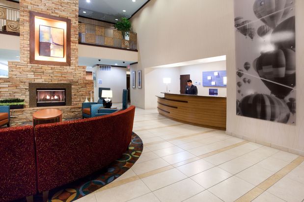 Images Holiday Inn Express & Suites Albuquerque-N. Balloon Fsta Pk