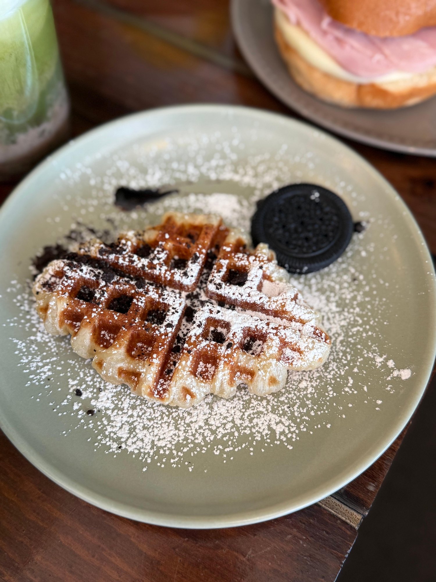 COOKIES AND CREAM CROFFLE