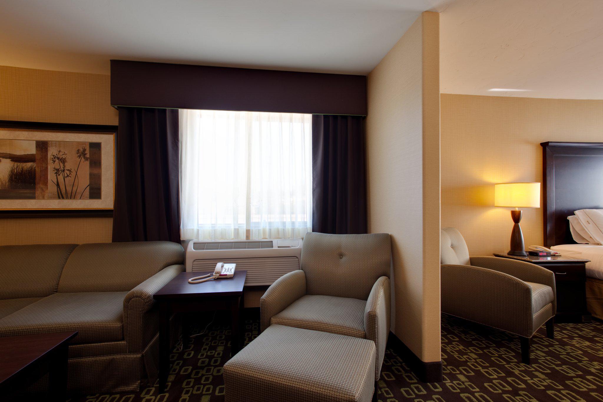 Holiday Inn Express & Suites Woodland Hills Photo