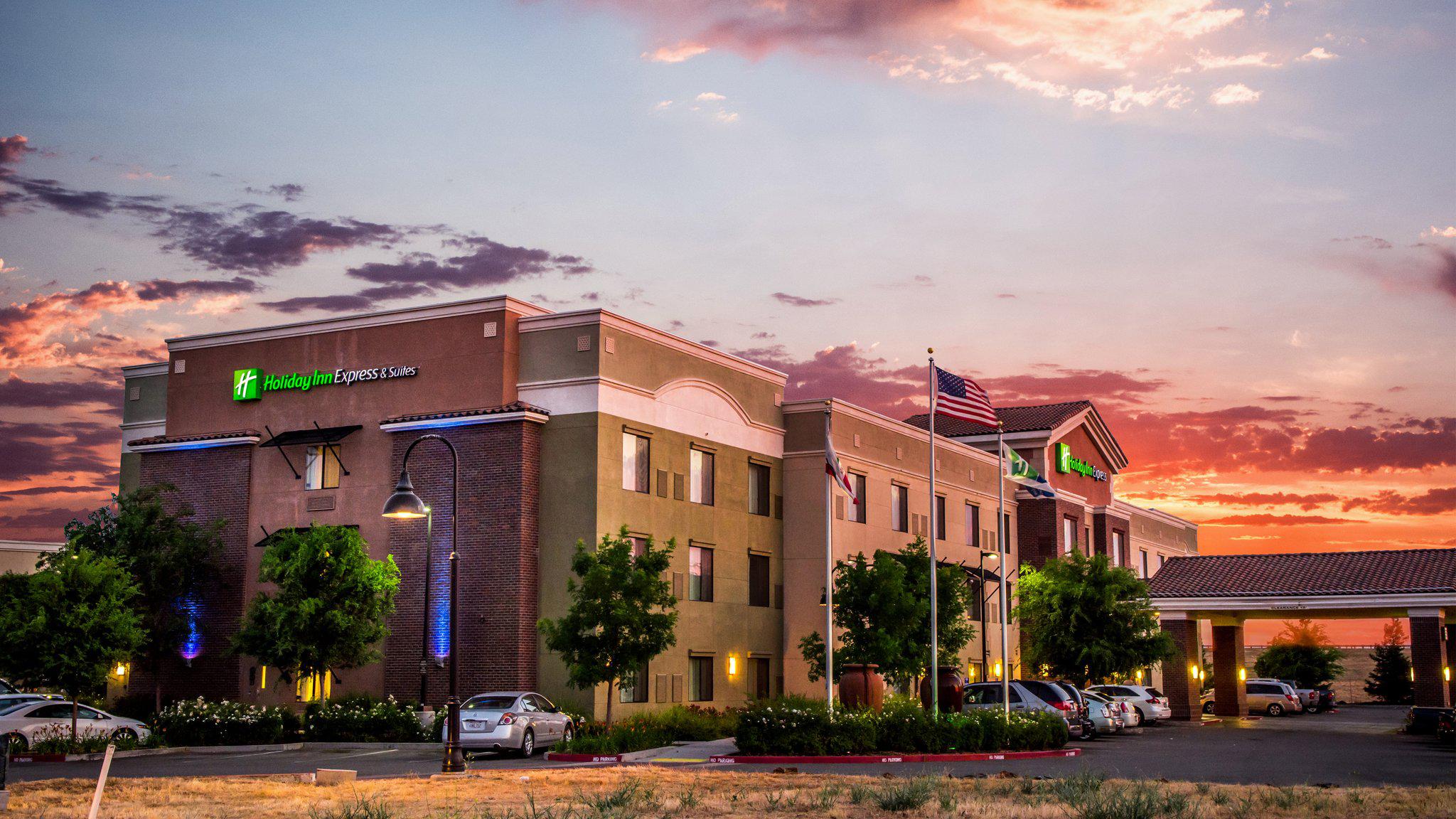 Holiday Inn Express & Suites Lincoln-Roseville Area Photo