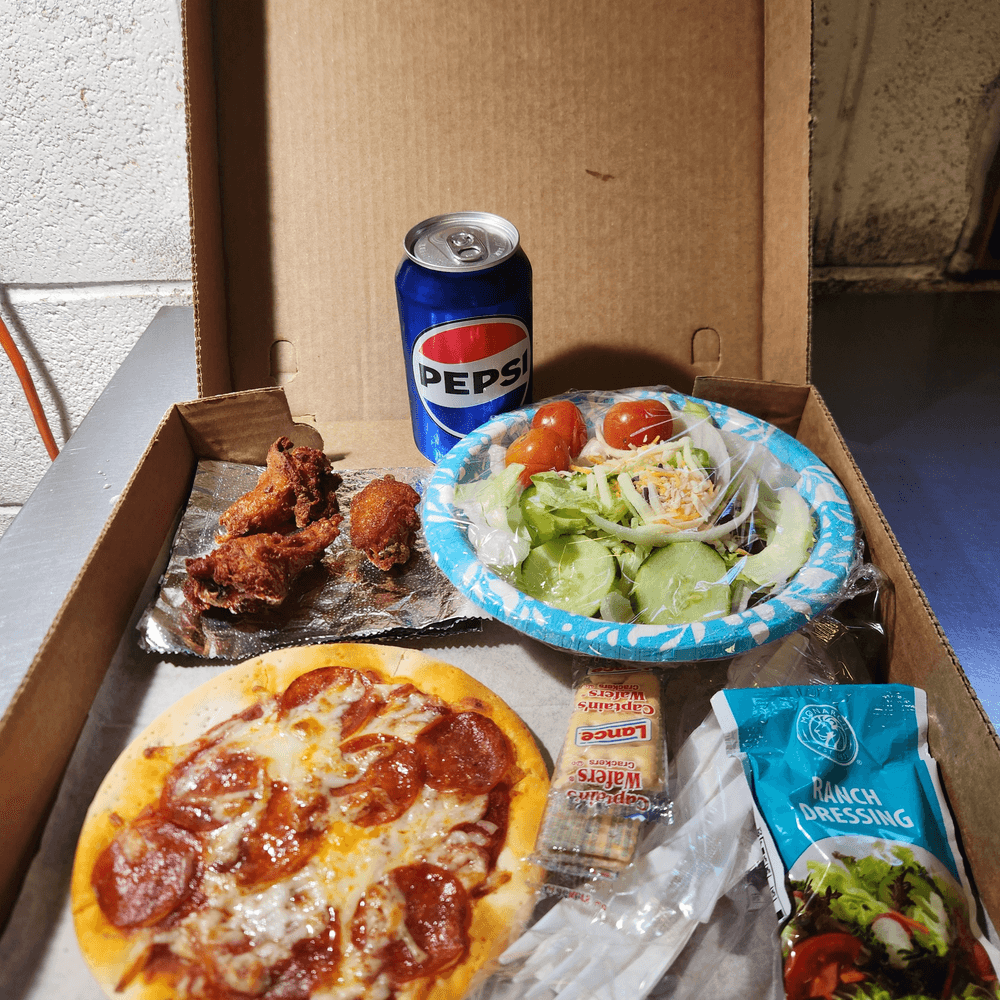 PERSONAL PIZZA BOX with 3 CHICKEN WINGS