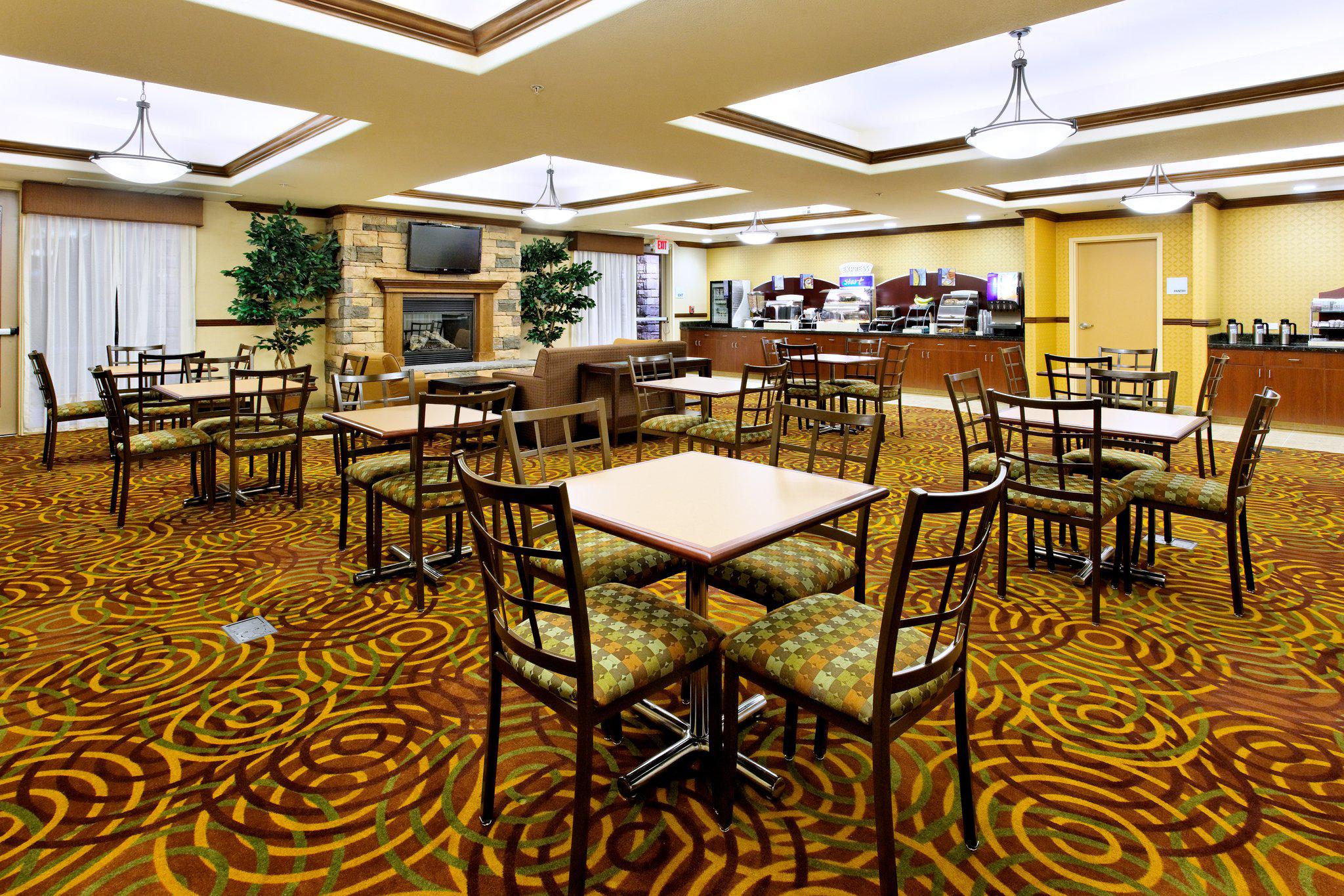 Holiday Inn Express & Suites Fresno Northwest-Herndon Photo