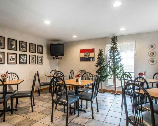 Images Econo Lodge Inn & Suites Lake Of The Ozarks