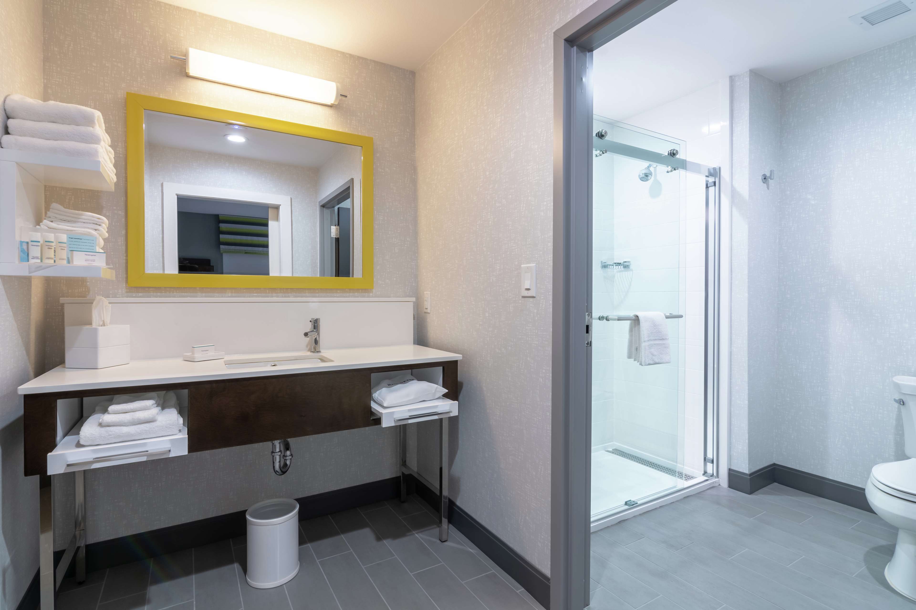 Guest room bath