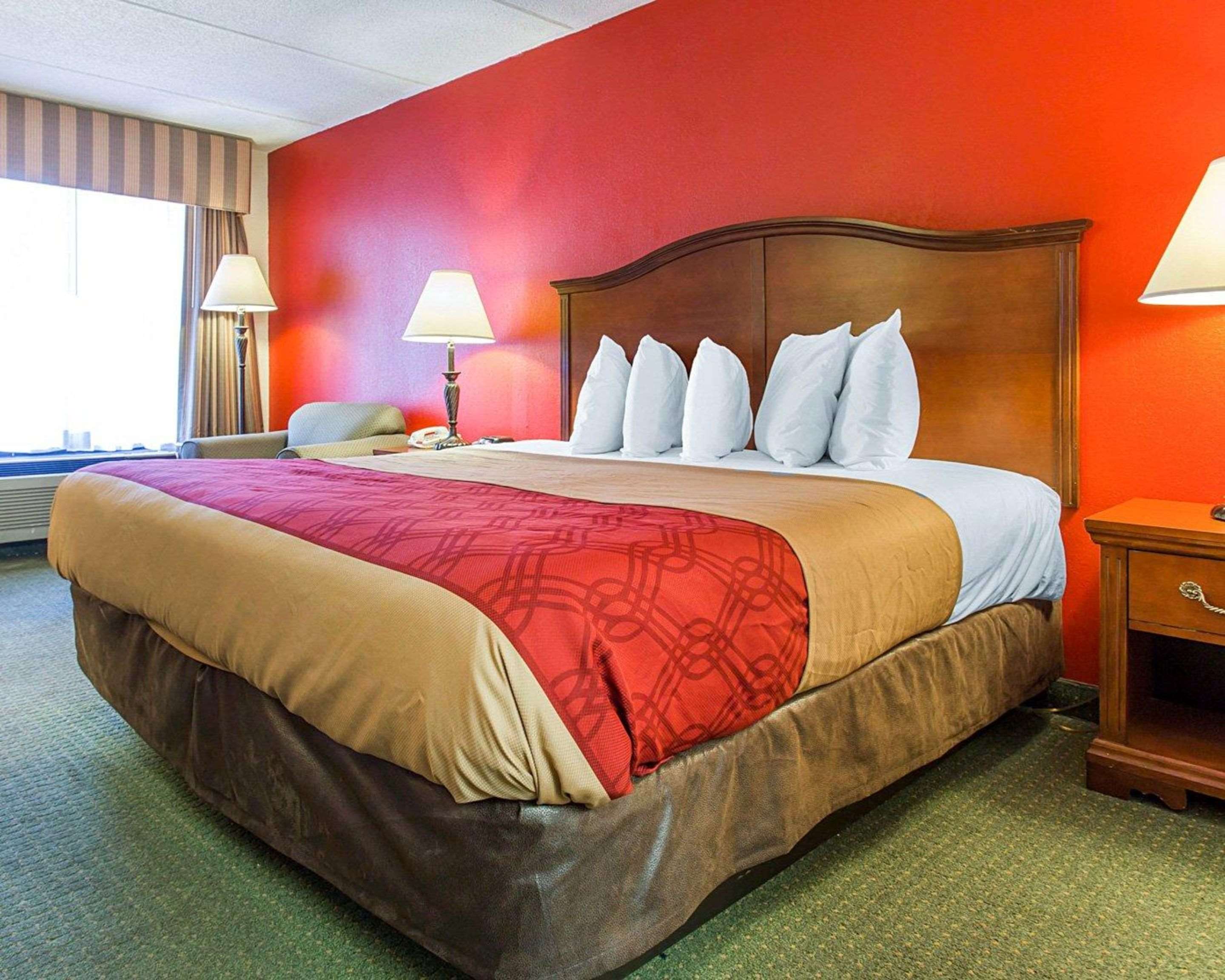 Econo Lodge Inn & Suites Photo