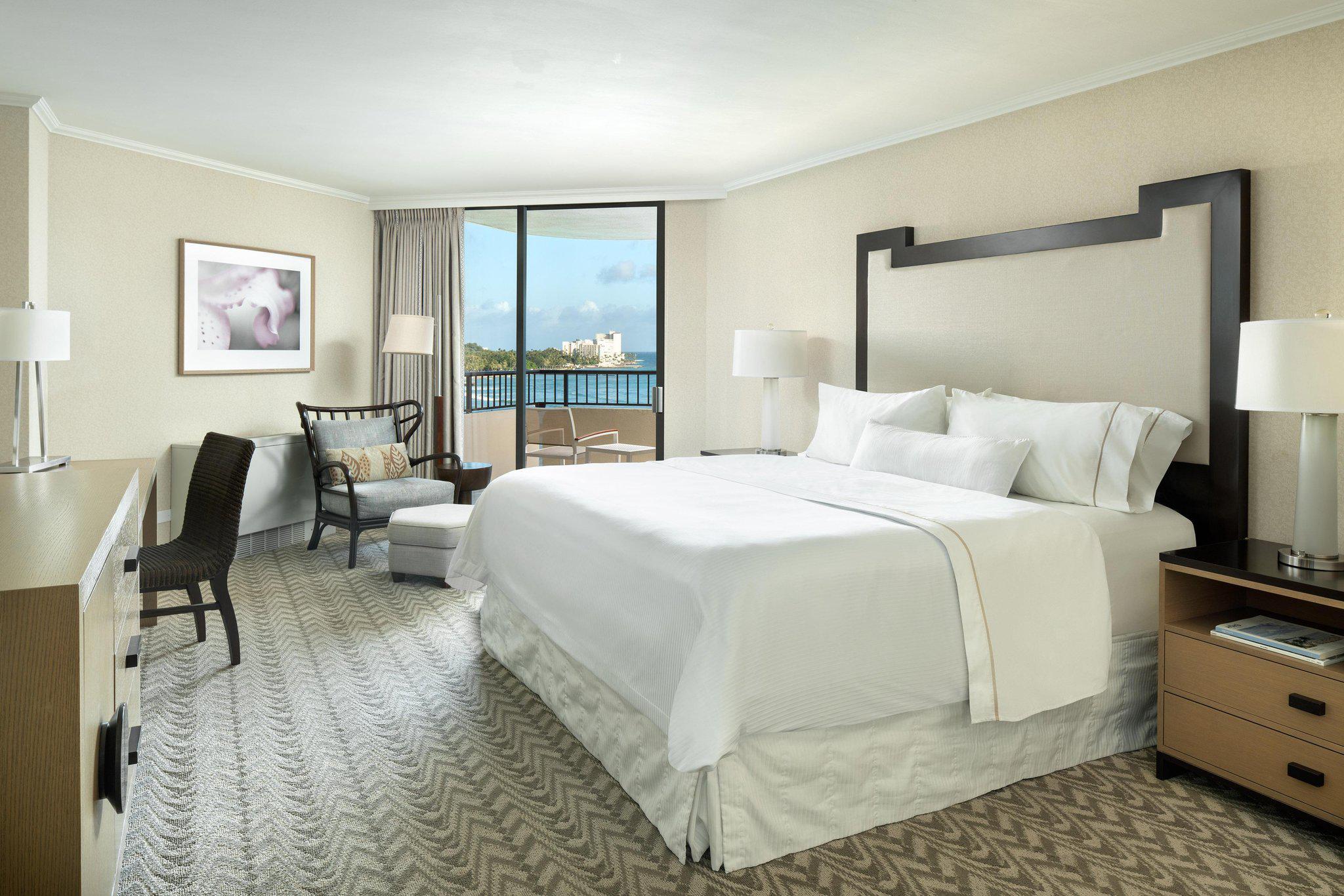 Moana Surfrider, A Westin Resort & Spa, Waikiki Beach Photo