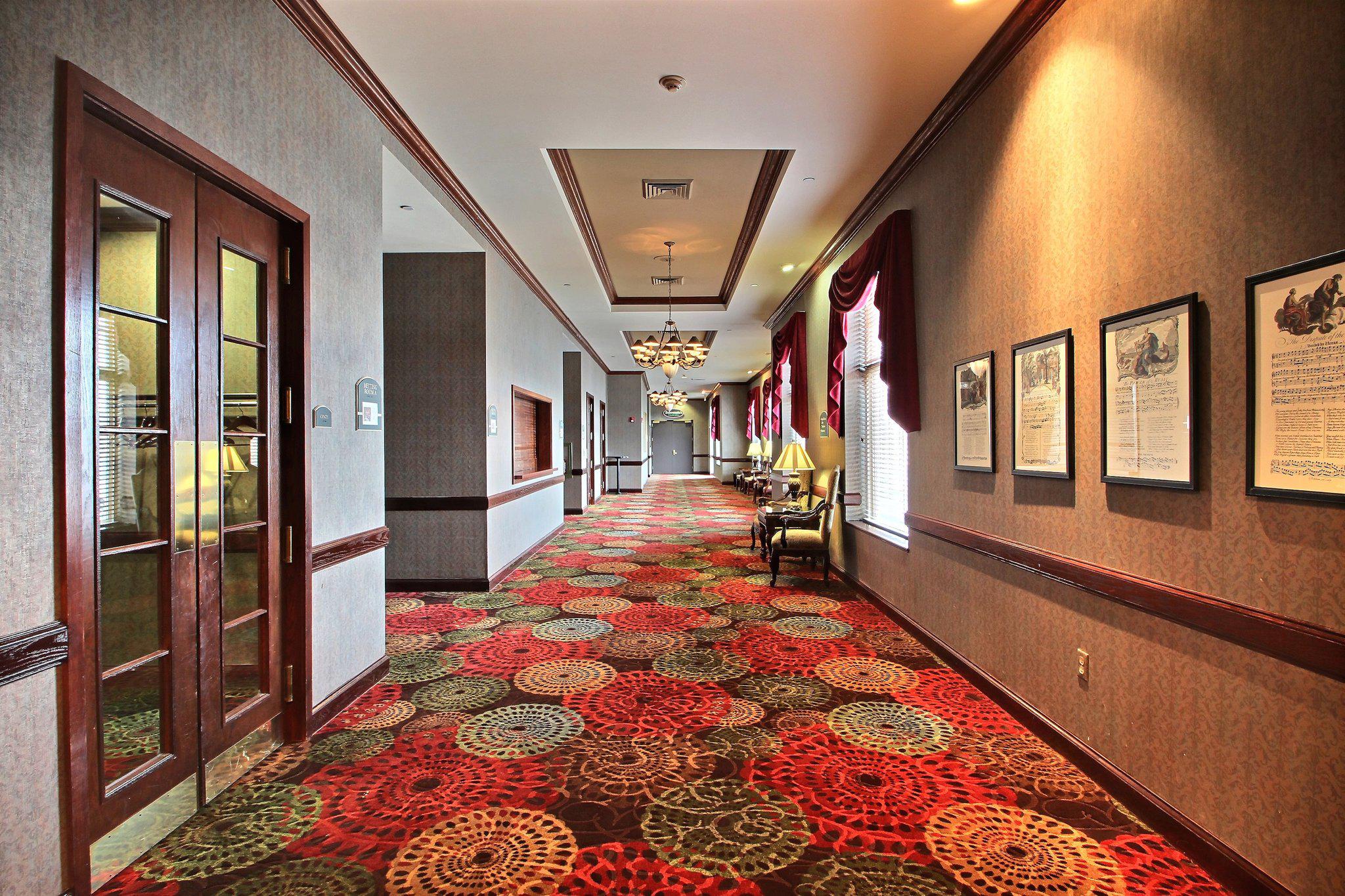 Holiday Inn & Suites Madison West Photo