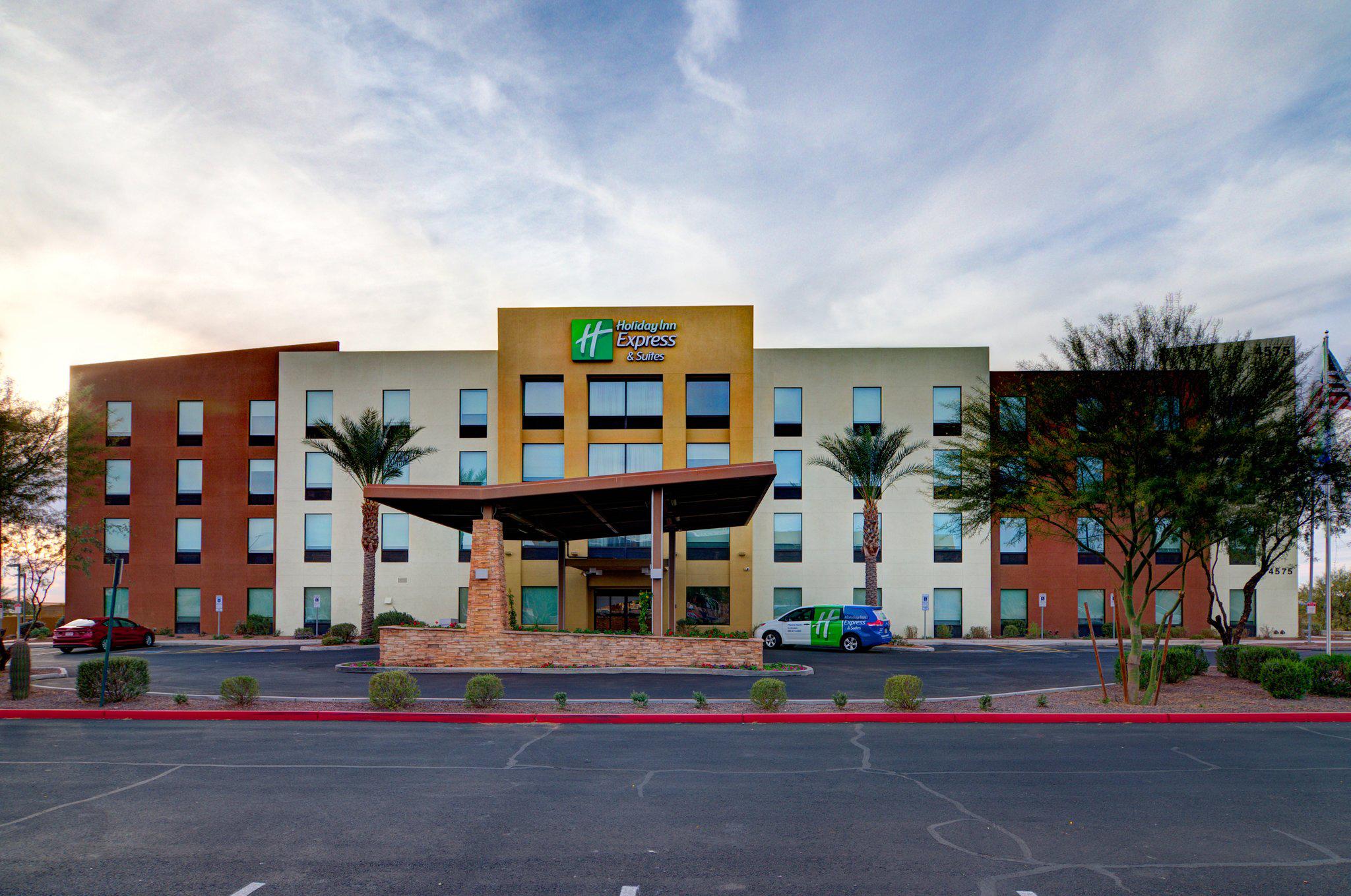 Holiday Inn Express & Suites Phoenix North - Scottsdale Photo