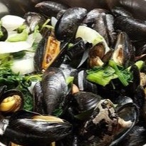 Bowl of One Pound of Drunken Mussels with or without Cream