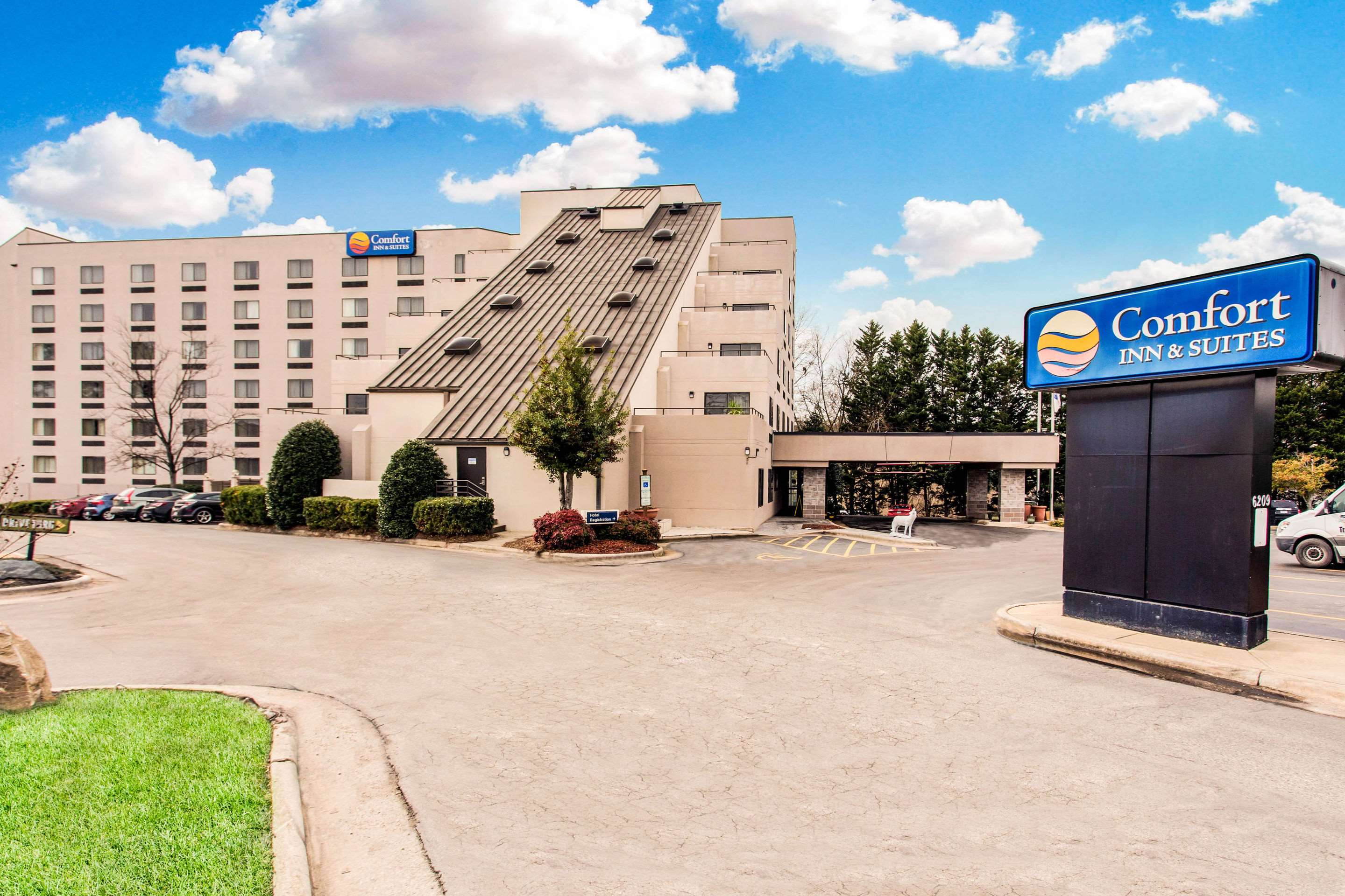 Comfort Inn & Suites Crabtree Valley Photo