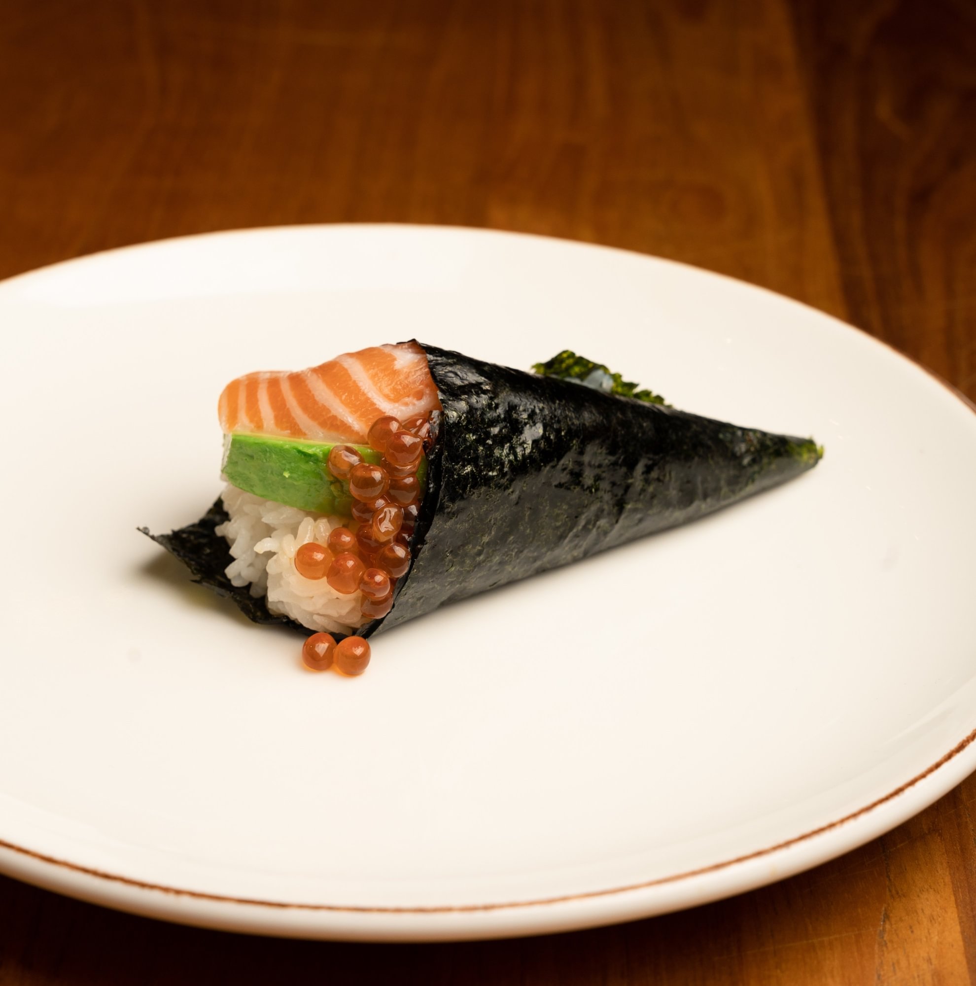 Salmon hand roll