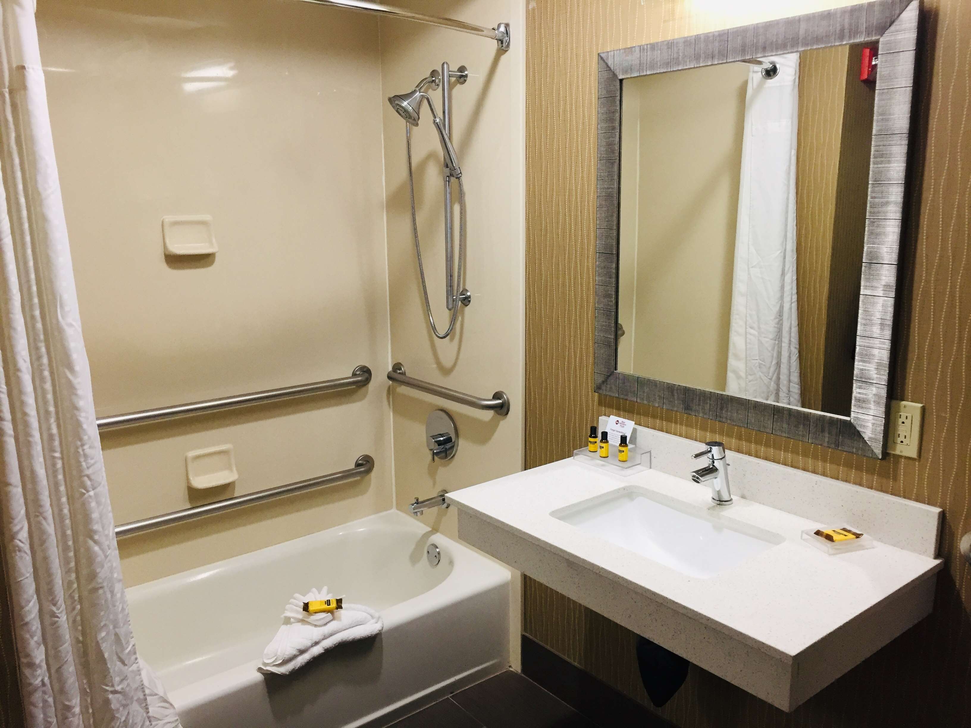 Best Western Plus Portland Airport Hotel & Suites Photo