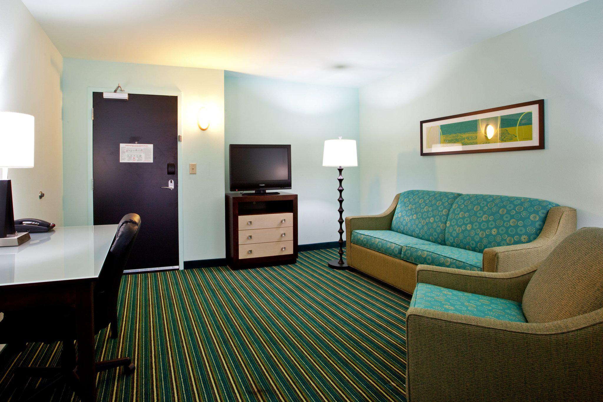 Holiday Inn Express & Suites Norfolk Airport Photo