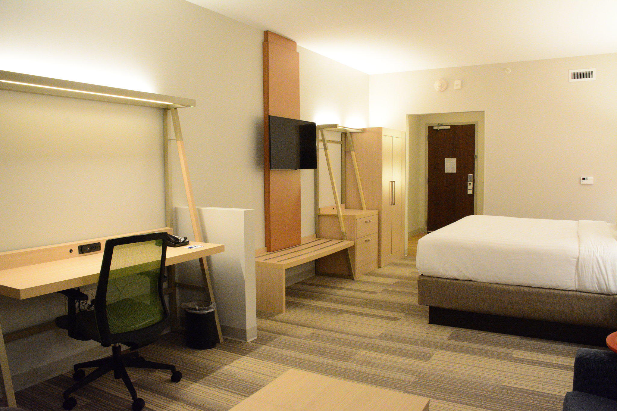 Holiday Inn Express & Suites Lexington Park-California Photo