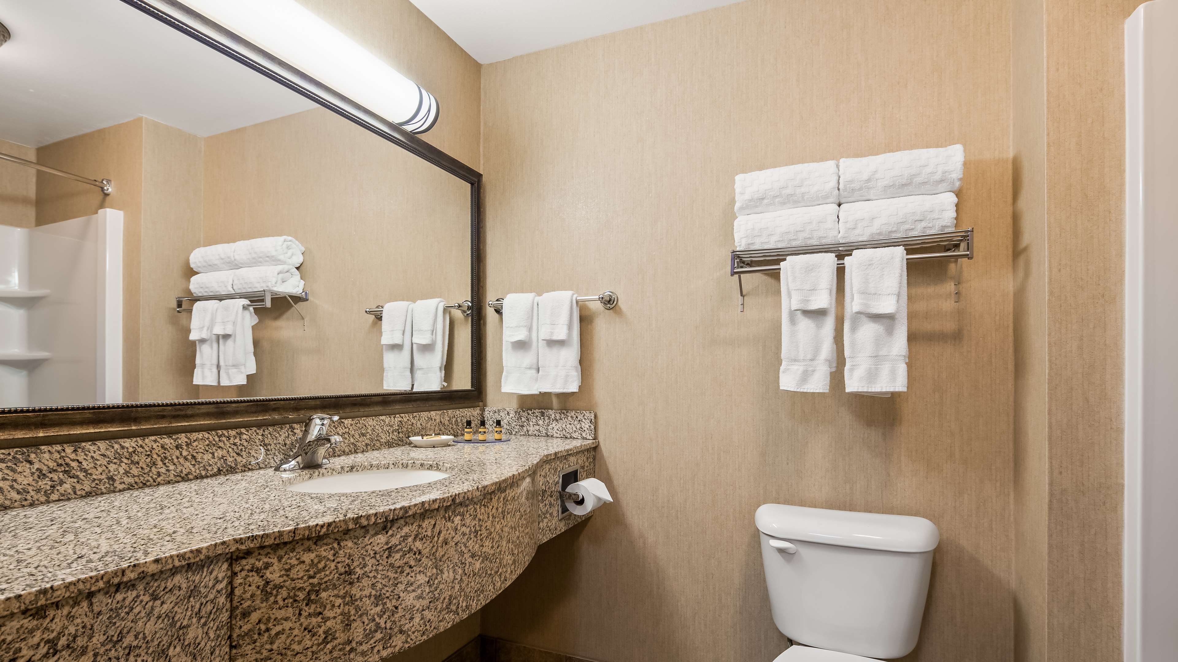 Best Western Plus Capital Inn Photo