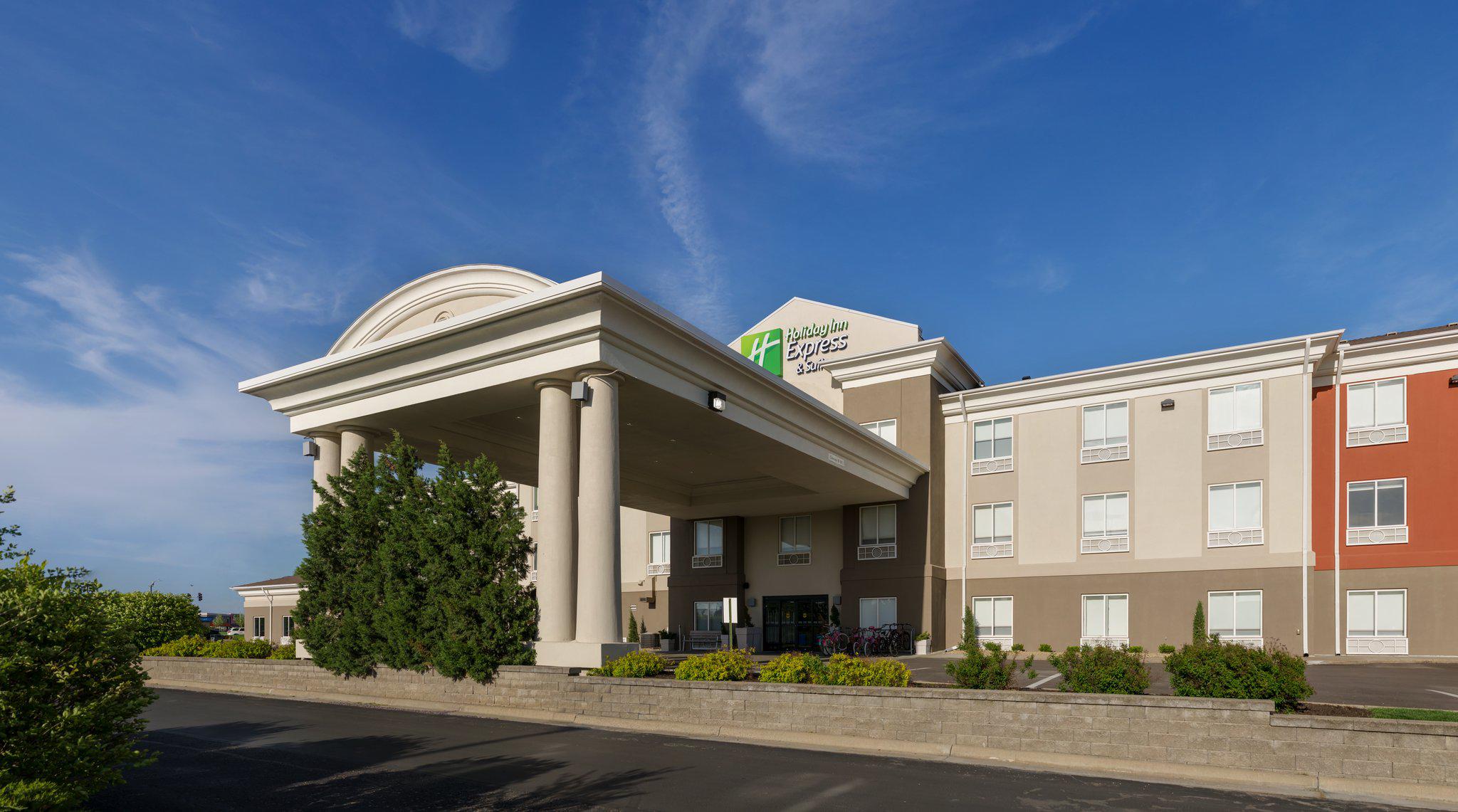 Holiday Inn Express & Suites Lawrence Photo