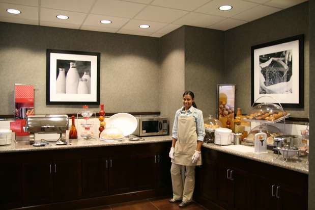 Images Hampton Inn & Suites Omaha-Downtown