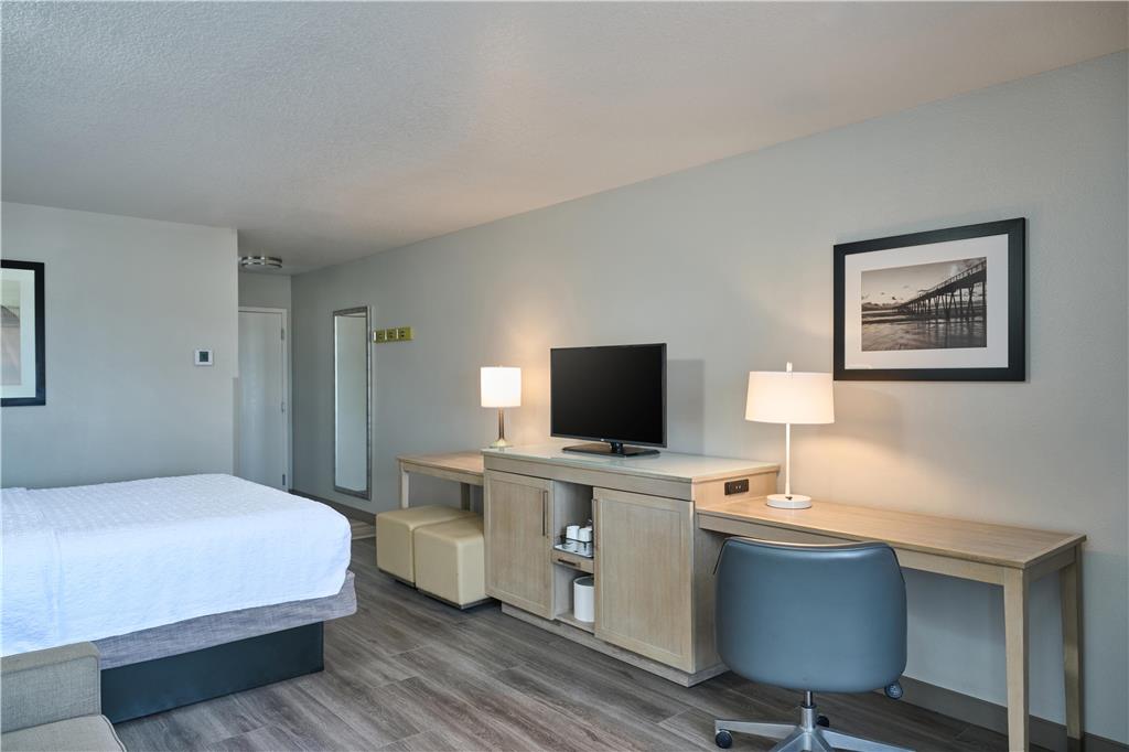 Hampton Inn and Suites Hermosa Beach Image
