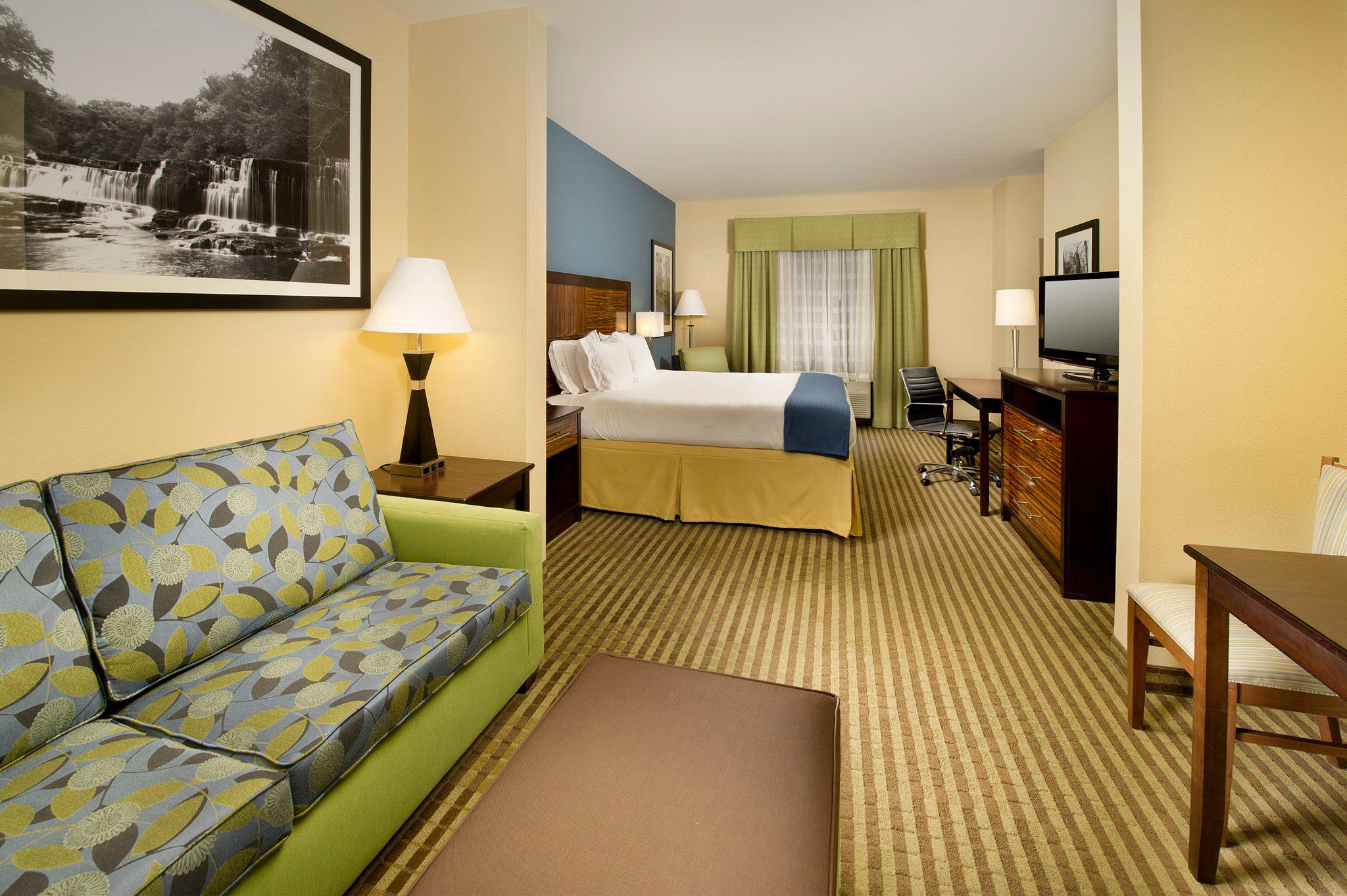 Holiday Inn Express & Suites Tullahoma Photo