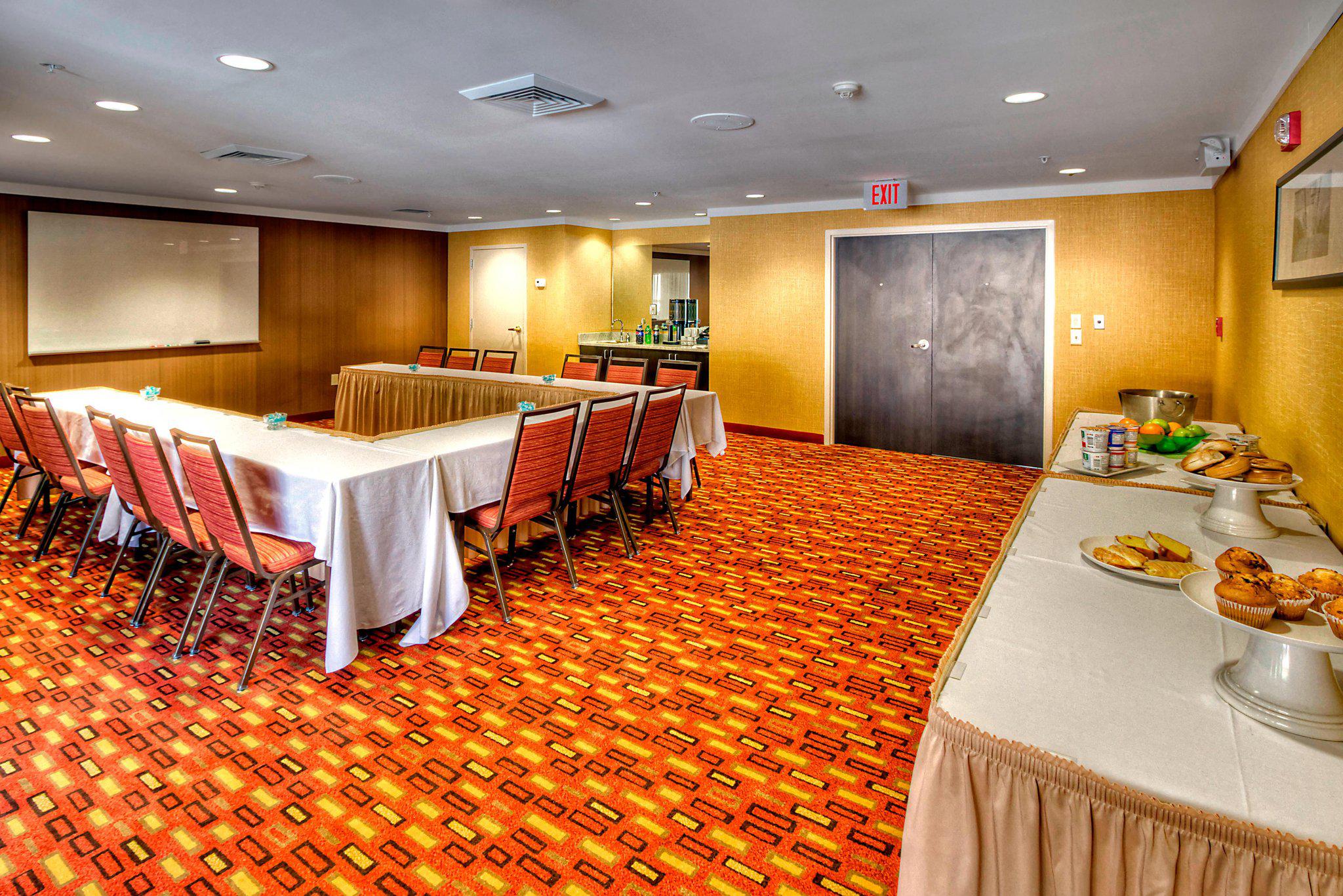 Courtyard by Marriott Burlington Photo