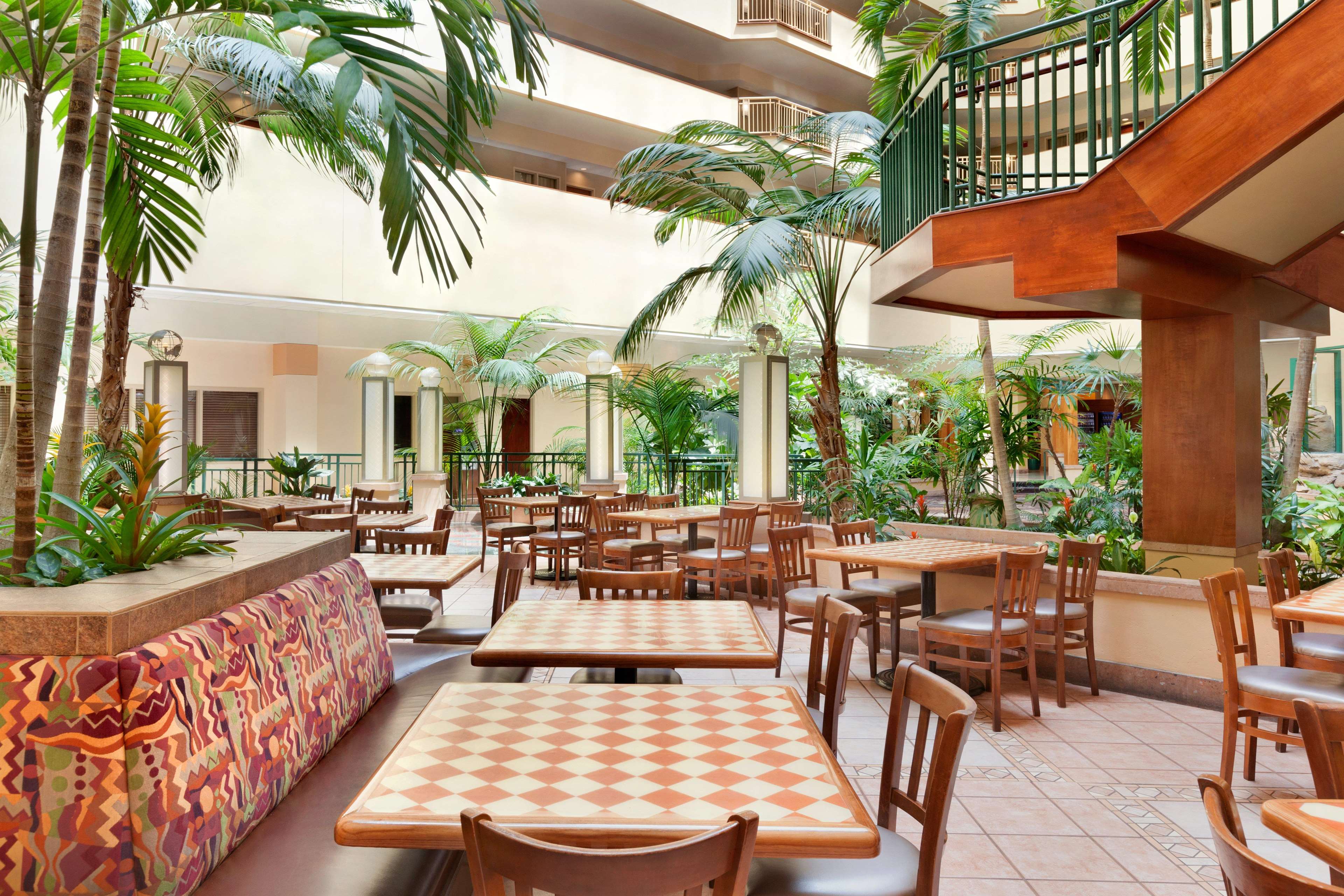 Embassy Suites by Hilton Tampa USF Near Busch Gardens Photo