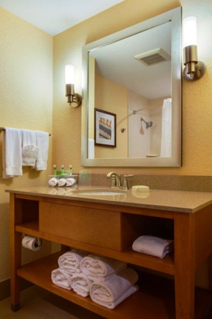 Holiday Inn Express & Suites Fort Lauderdale Airport South Photo