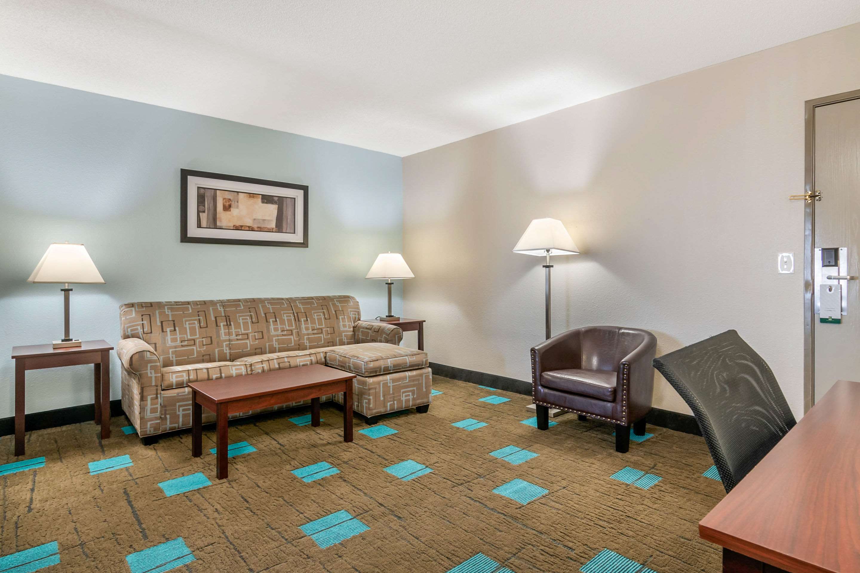 Quality Suites Kansas City International Airport Photo