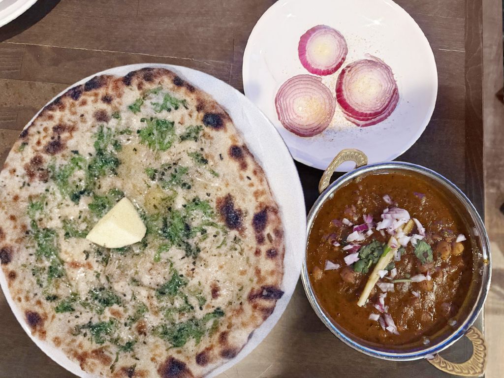 Chole W/Amritsari Kulcha