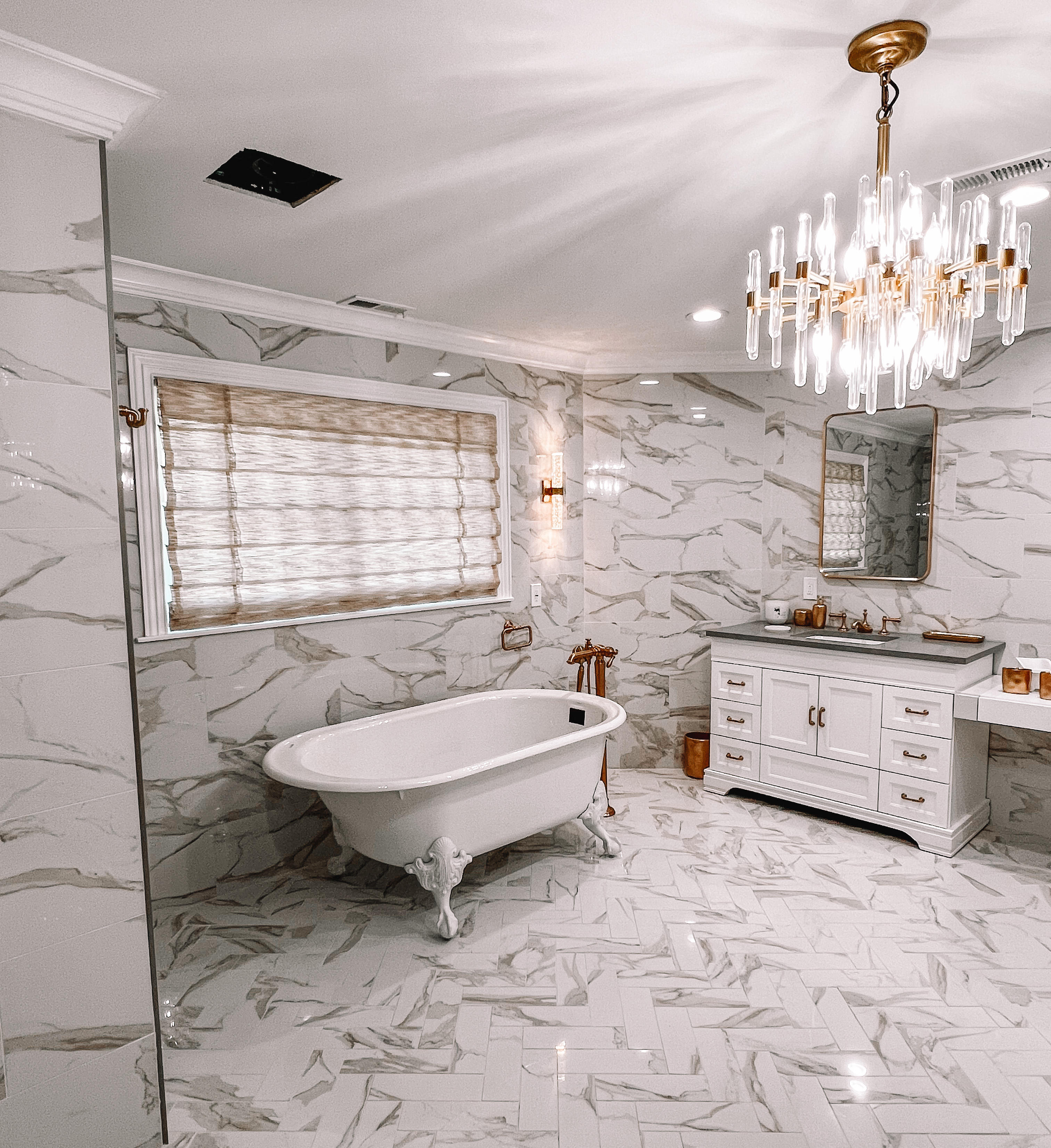 In love with this elegant bathroom in Colts Neck, NJ. And these Roman Shades were the perfect finishing touch!