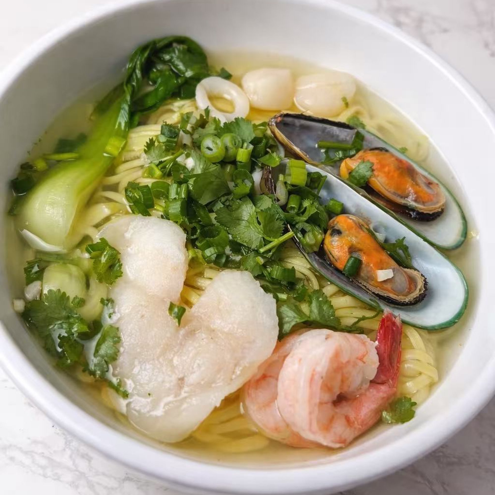 海鲜汤面 / Seafood Noodle Soup (Curry Broth or Chicken Broth)