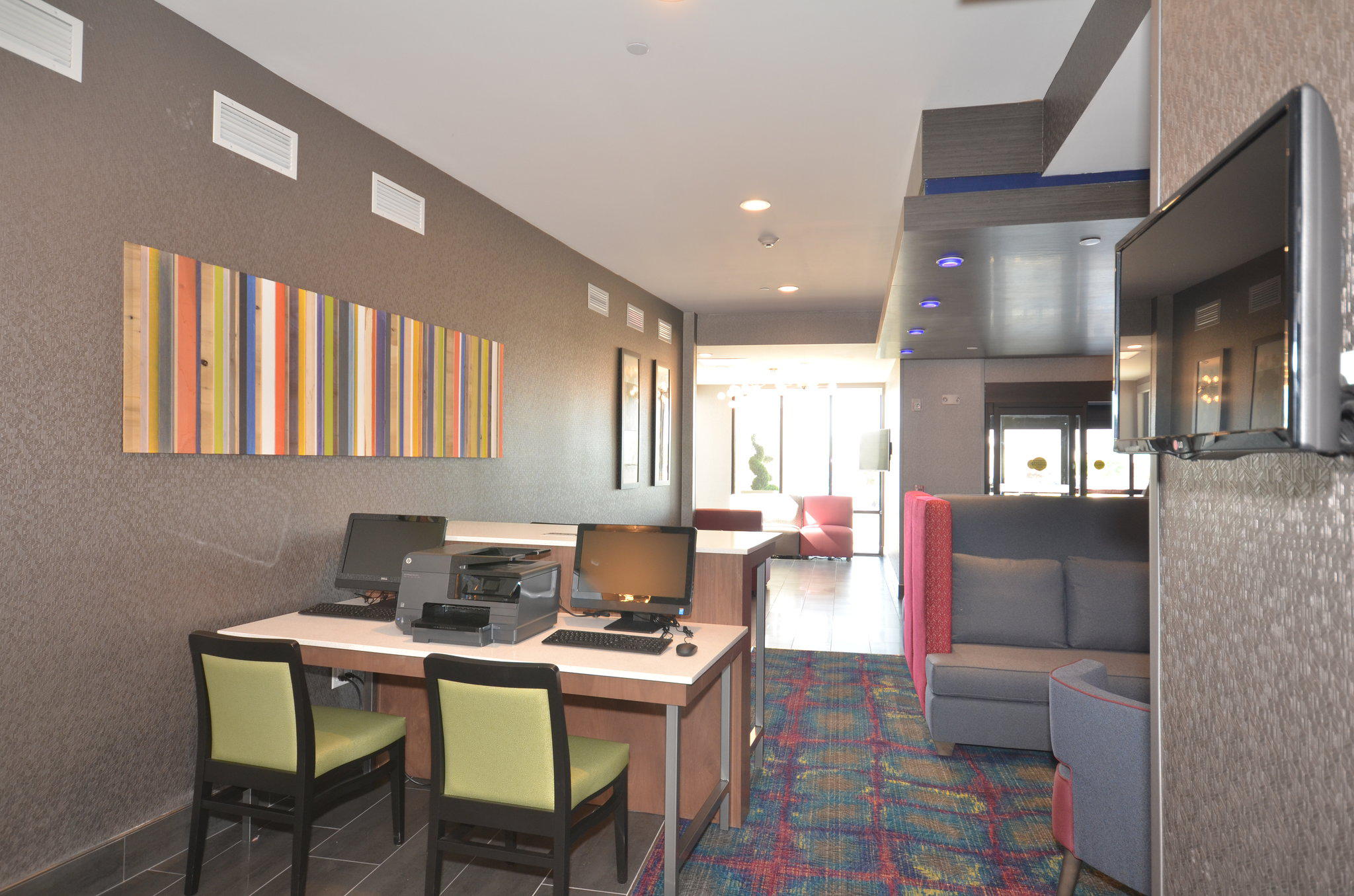 Holiday Inn Express & Suites Oklahoma City Mid - Arpt Area Photo