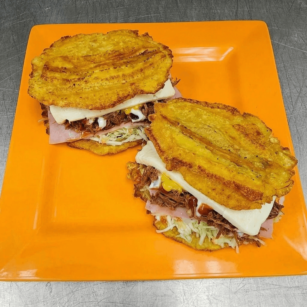 Patacon de Pollo o Carne Mechada