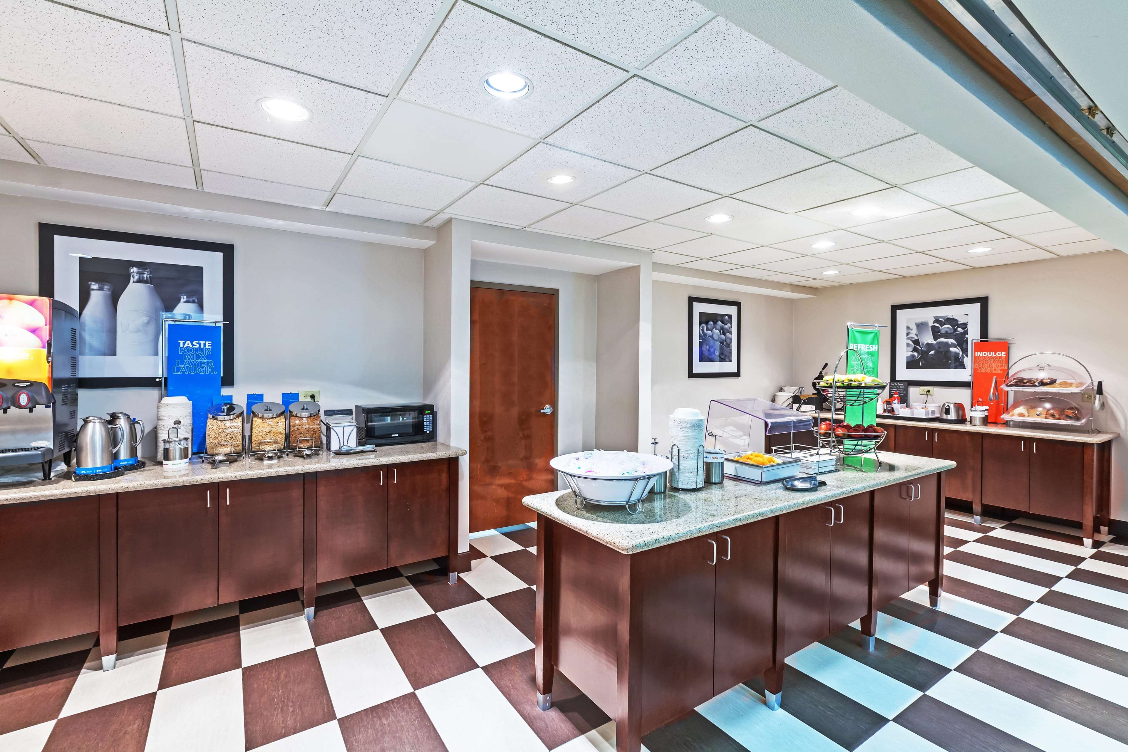 Hampton Inn & Suites Houston-Westchase Photo