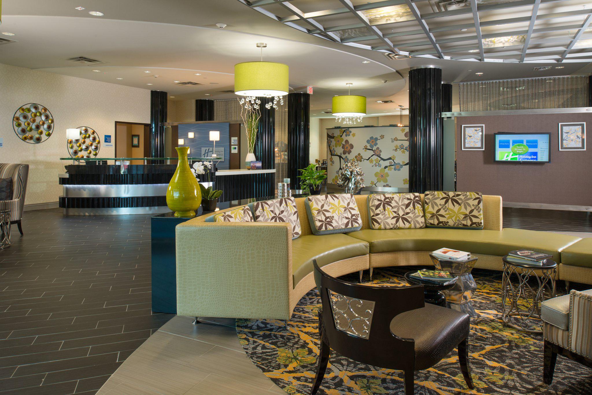 Holiday Inn Express & Suites Kansas City Airport Photo