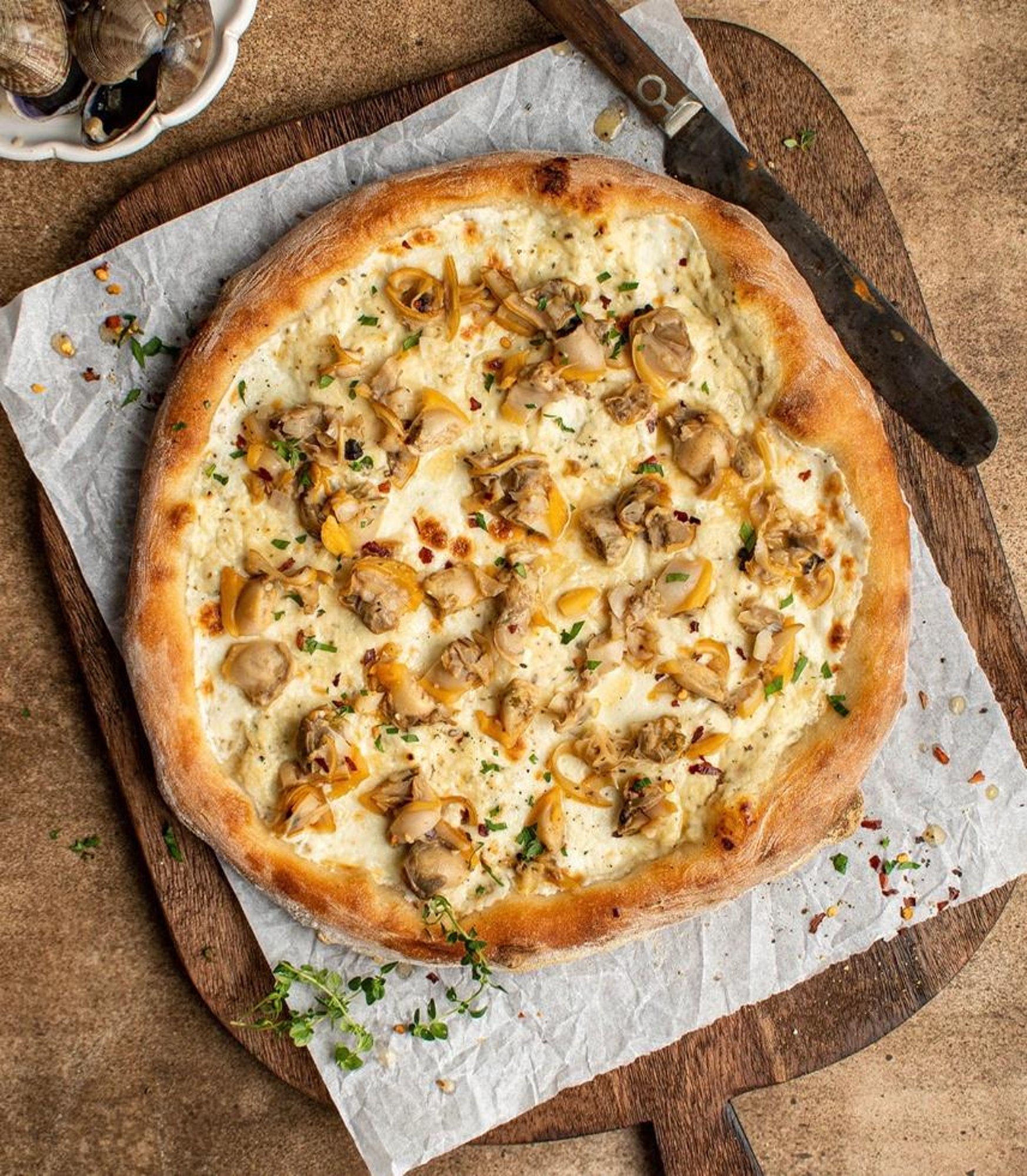 SM WHITE CLAM W/ ROASTED GARLIC PIZZA