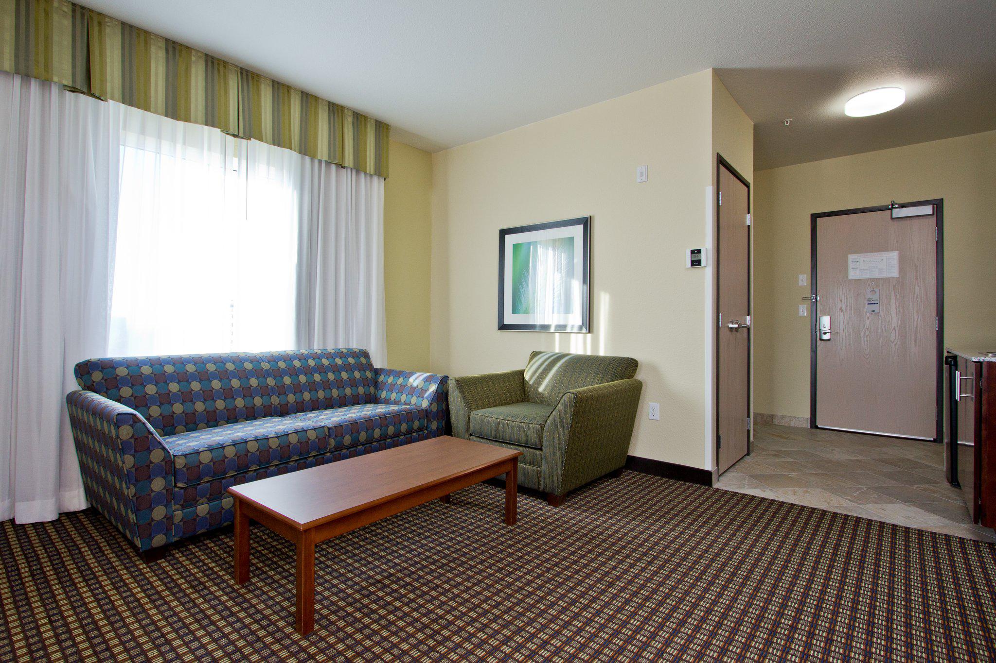 Holiday Inn Express & Suites Denver East-Peoria Street Photo