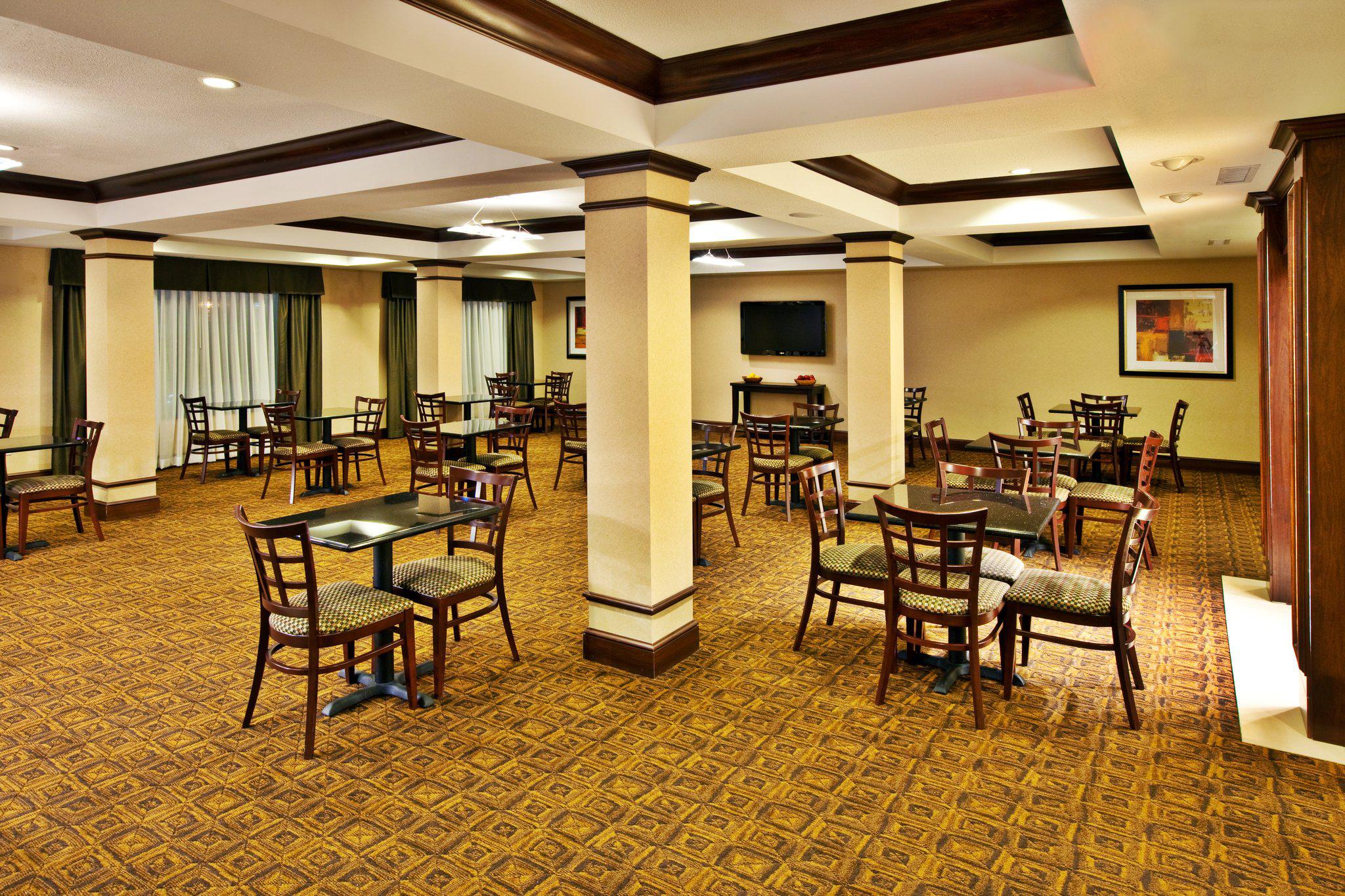 Holiday Inn Express & Suites Crawfordsville Photo