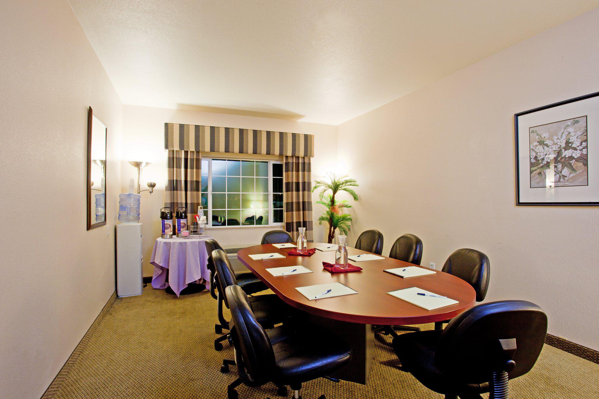 Holiday Inn Express & Suites Garden Grove-Anaheim South Photo