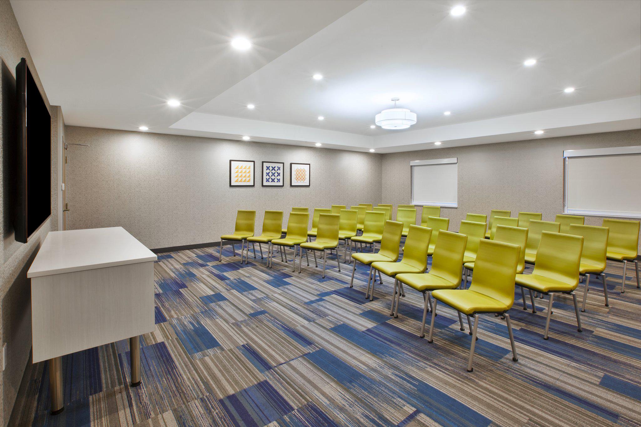 Holiday Inn Express & Suites Rochester-Victor Photo